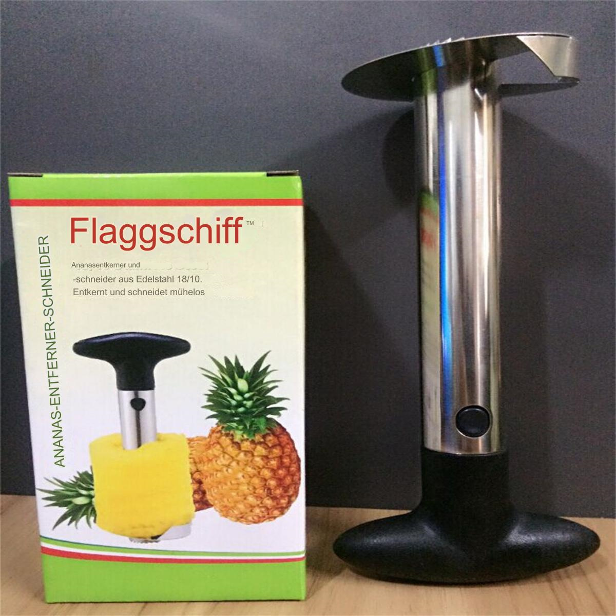 Ein Mixer mit Obst, eine separate Tasse und ein kleiner Behälter mit Kaffeebohnen. Auf Holzoberfläche.
