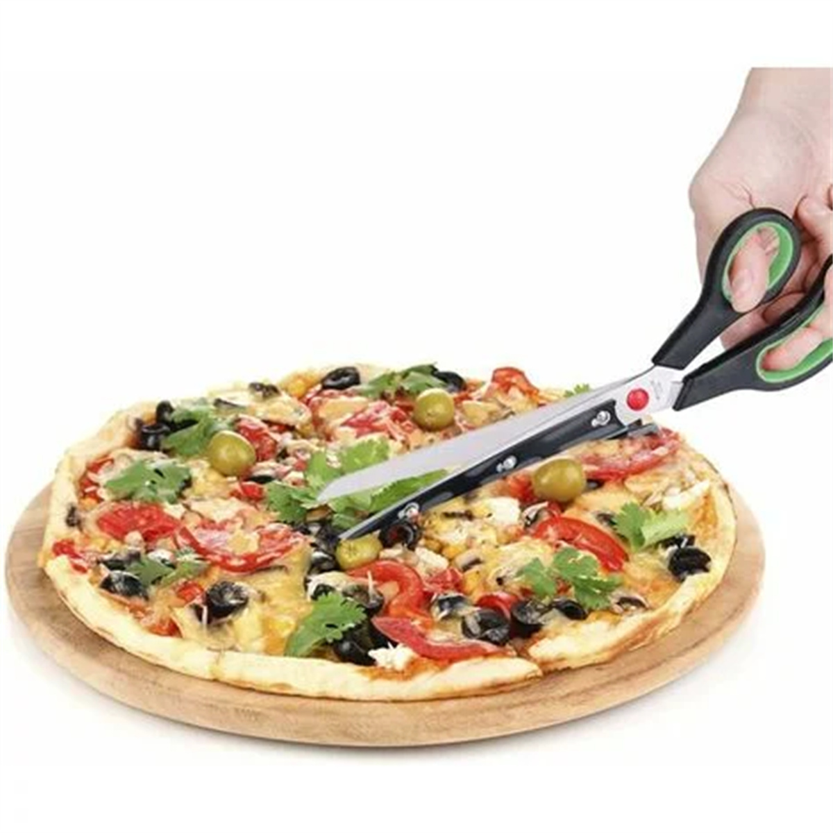 Eine Hand schneidet Pizza mit einer Schere auf einem Holzbrett. Pizza hat Beläge und grüne Oliven.
