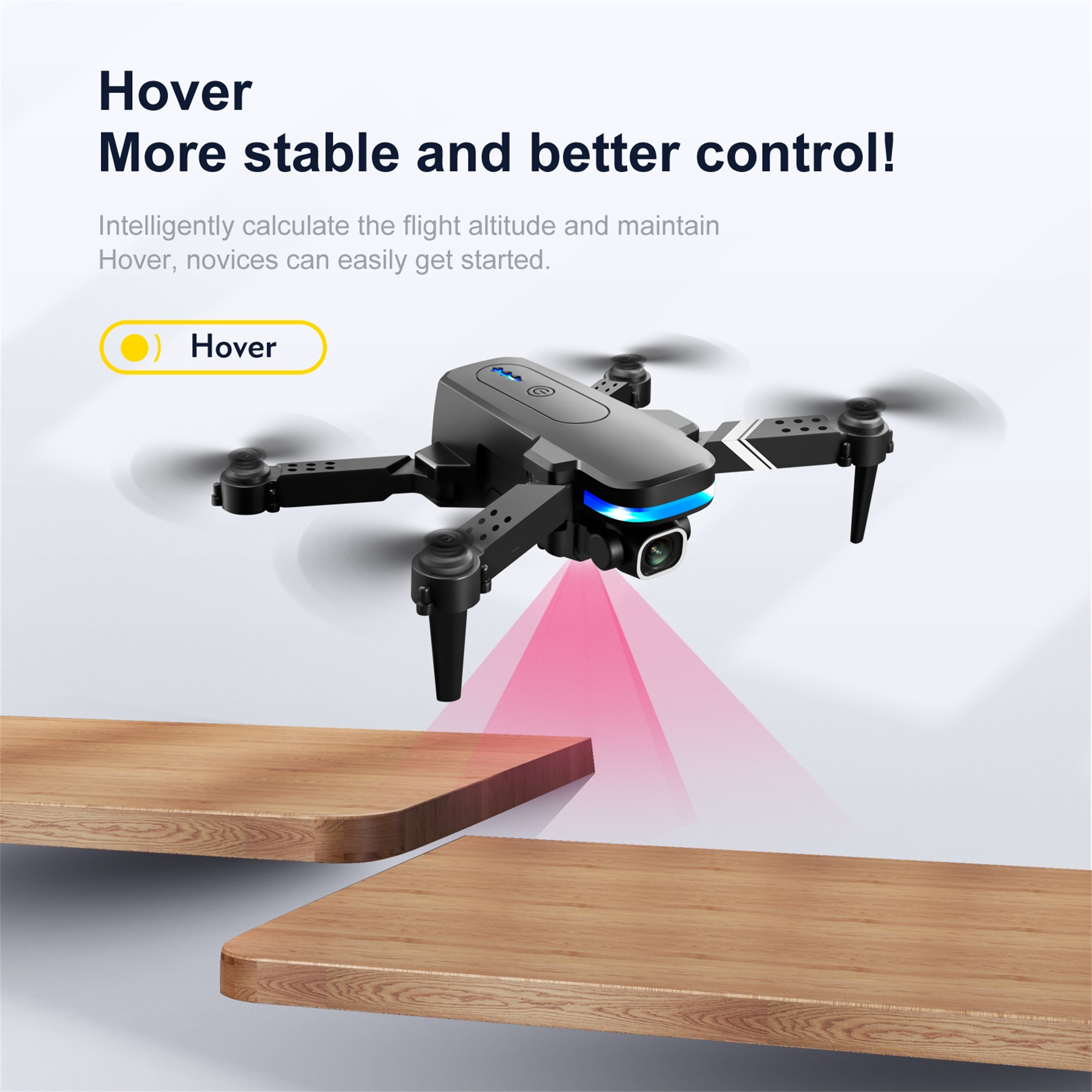 Schwarze Drohne im Flug, über Holzplattformen schwebend.