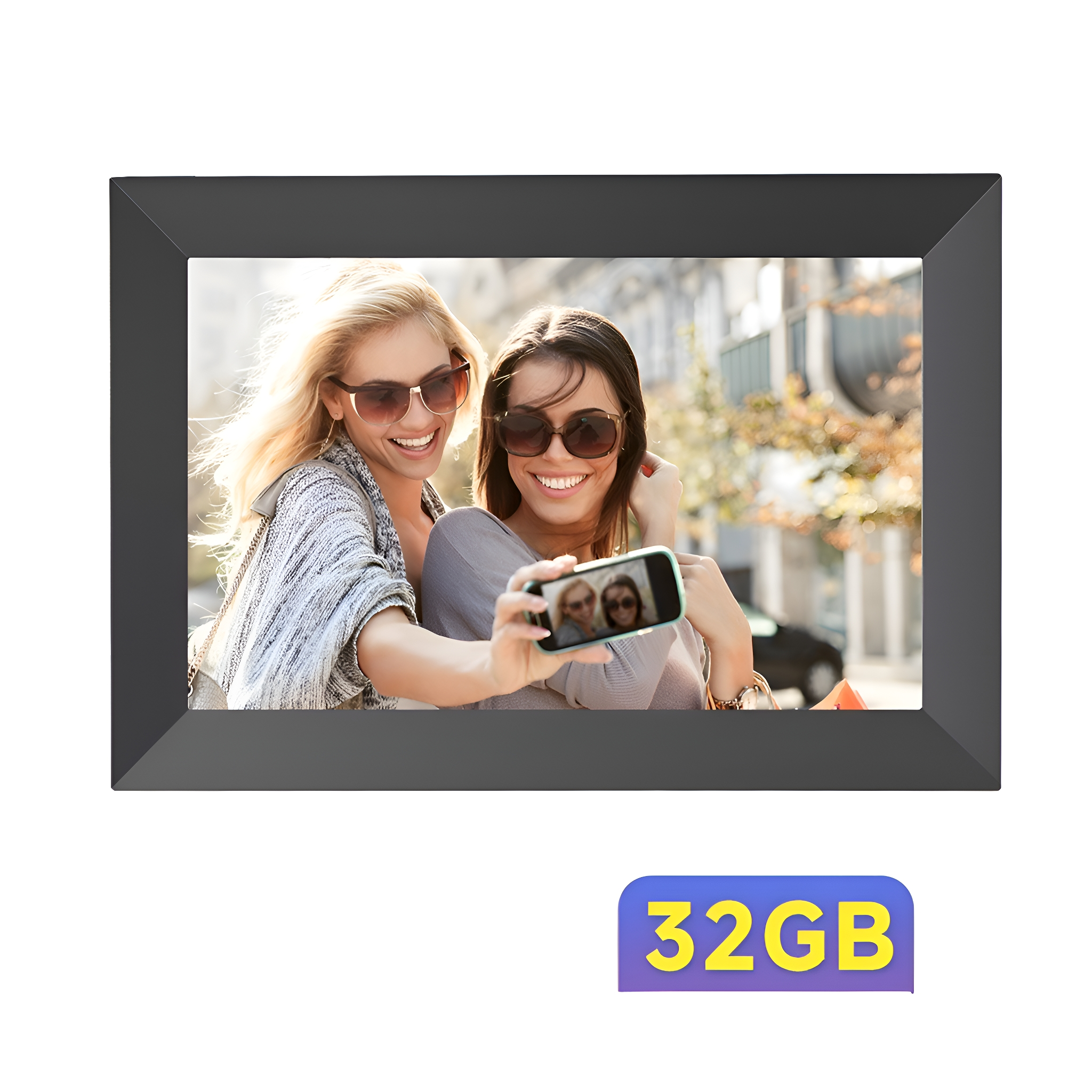 Digitaler Bilderrahmen mit einem Foto von zwei Frauen, die ein Selfie machen.