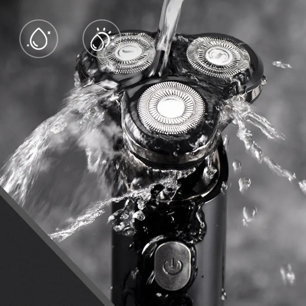 Schwarzer und silberner Elektrorasierer. Wasser läuft über die Rasierköpfe.