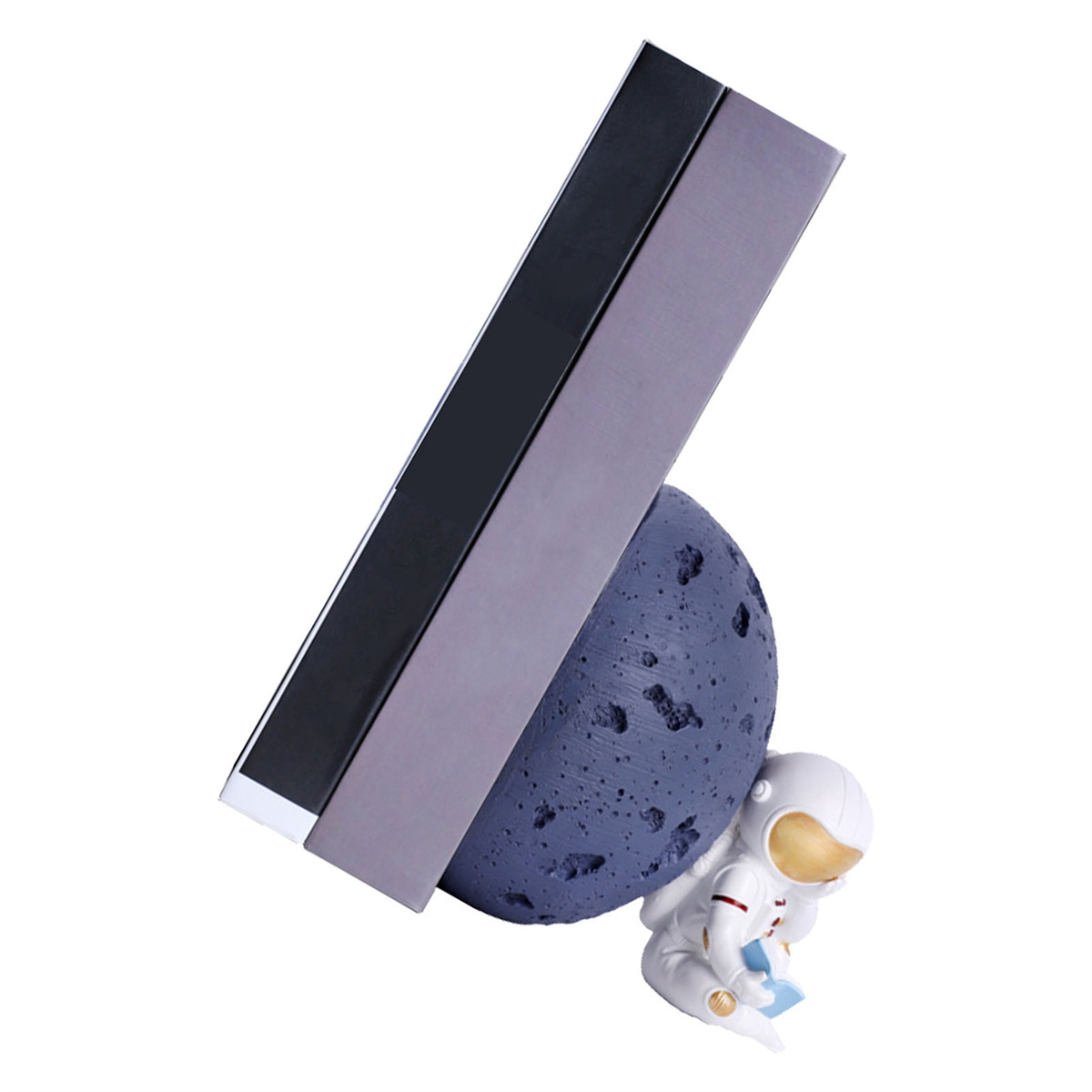 Astronautenfigur stützt Bücher auf blau-grauem Mond. Die Bücher sind schwarz, grau und weiß.