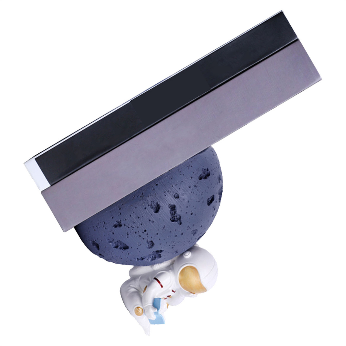 Eine Astronautenfigur, die ein grau-schwarzes Objekt hält, platziert auf einer blauen, planetenförmigen Basis.