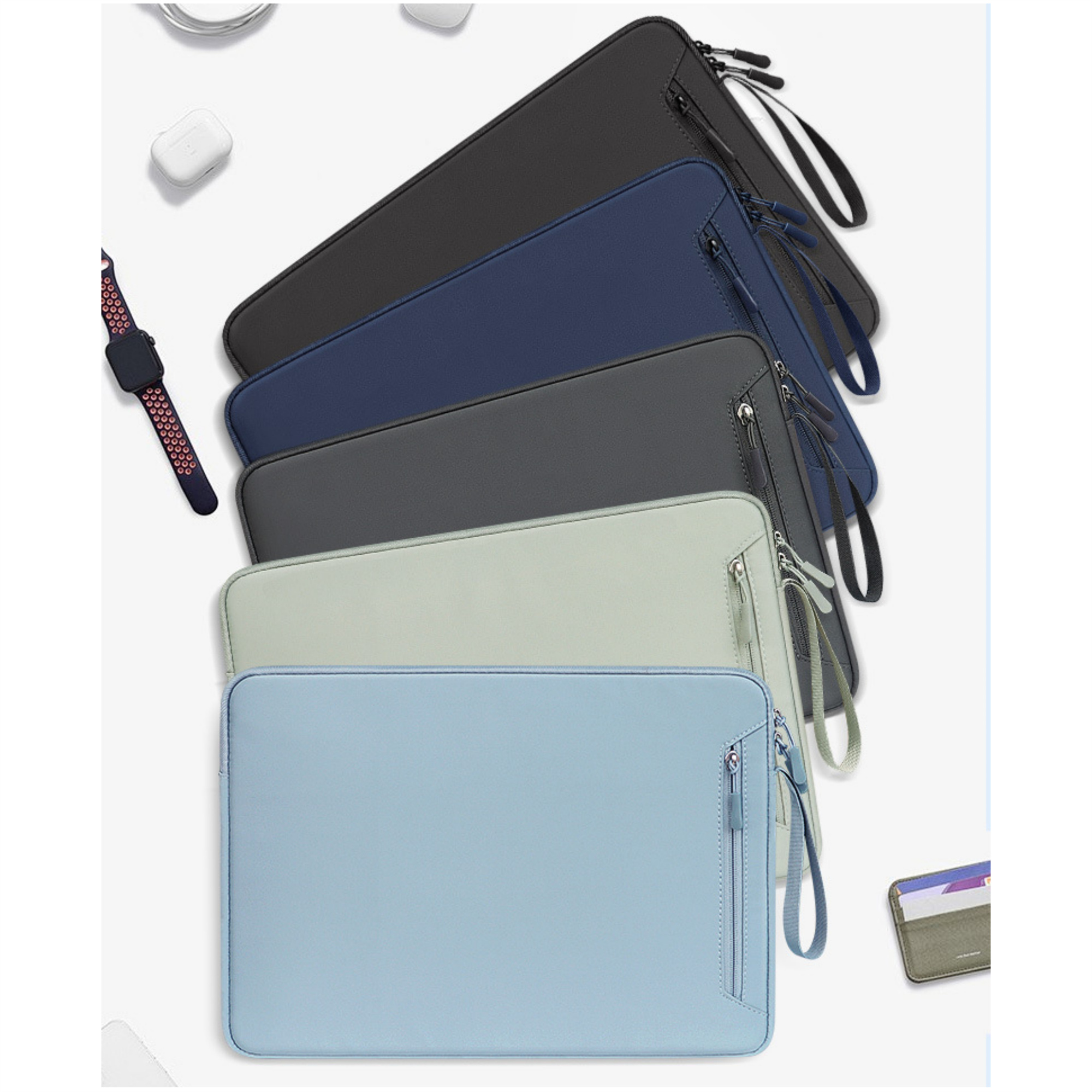 Mehrere bunte Laptoptaschen mit Reißverschlüssen und Trageriemen, ordentlich angeordnet.