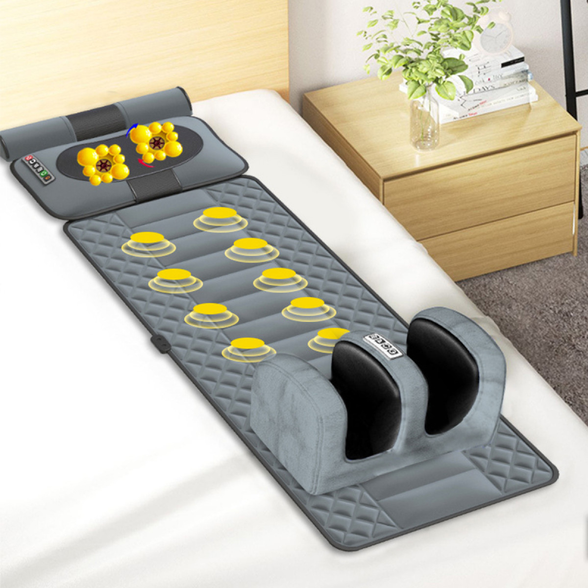 Mata do masażu z masażerem stóp i zagłówkiem na łóżku.