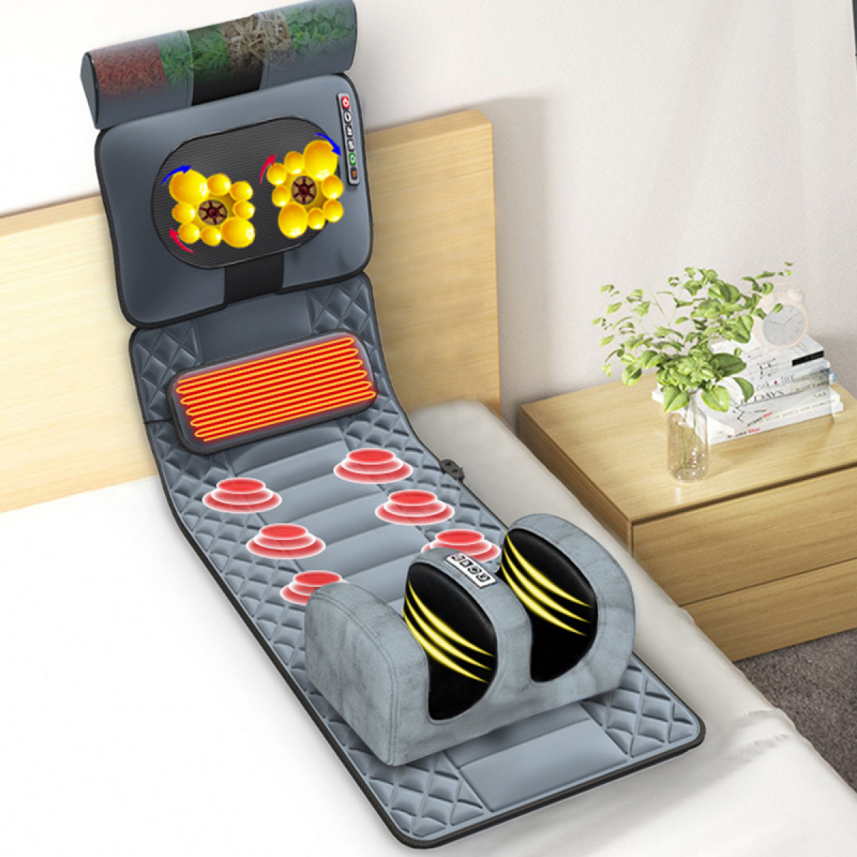 Mata do masażu na łóżku. Kwiaty, stolik nocny i poduszki w scenie.