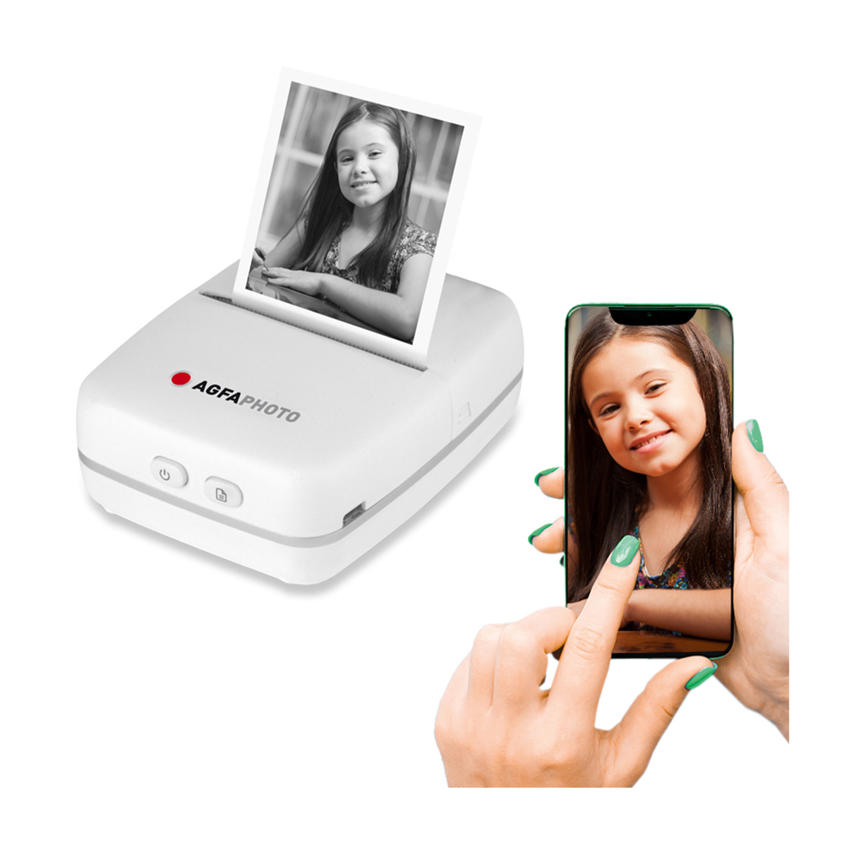 Zdjęcie dziewczynki drukowane z małej drukarki trzymanej w rękach, z telefonem.