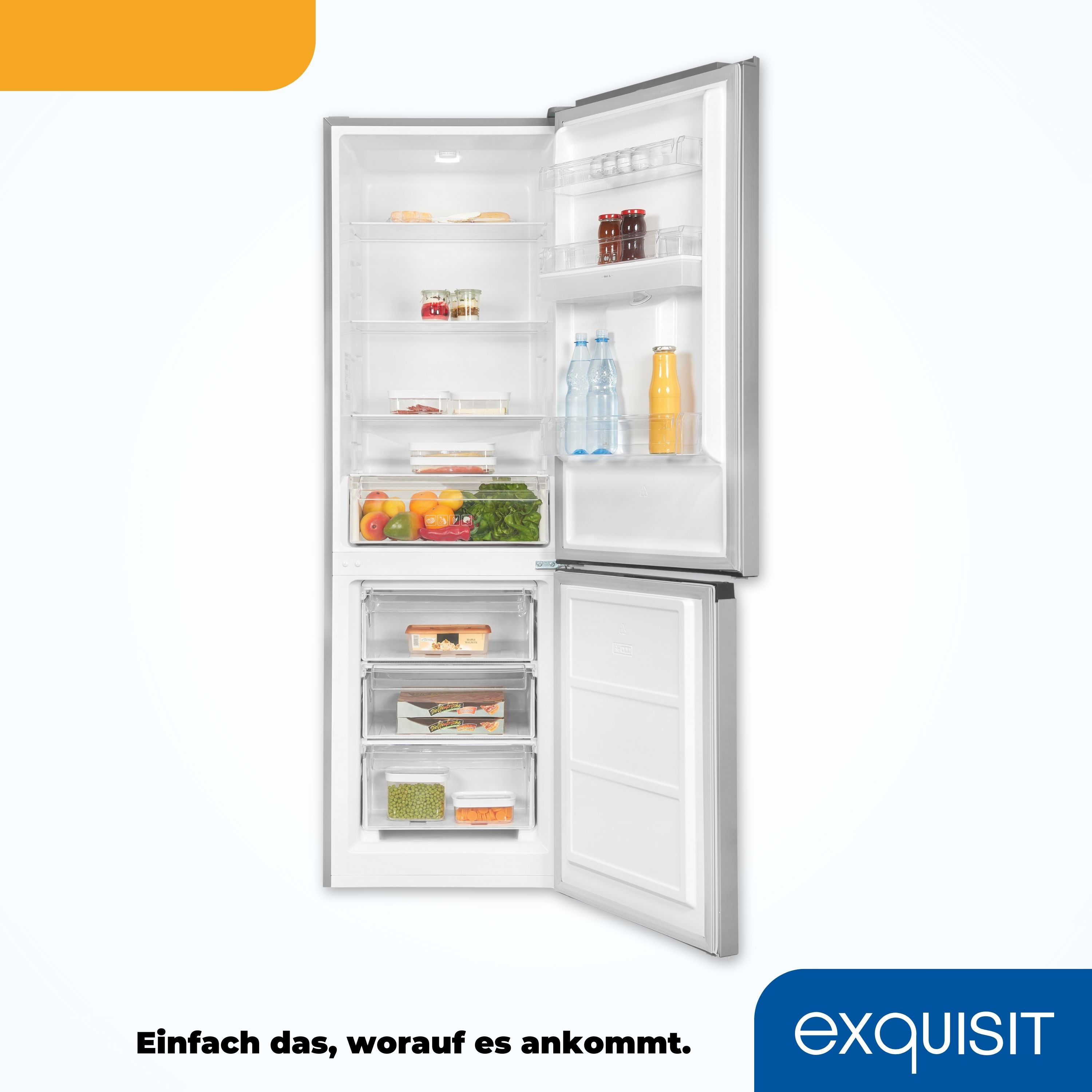 Ein offener Kühlschrank mit Lebensmitteln. Der Kühlschrank ist silber.