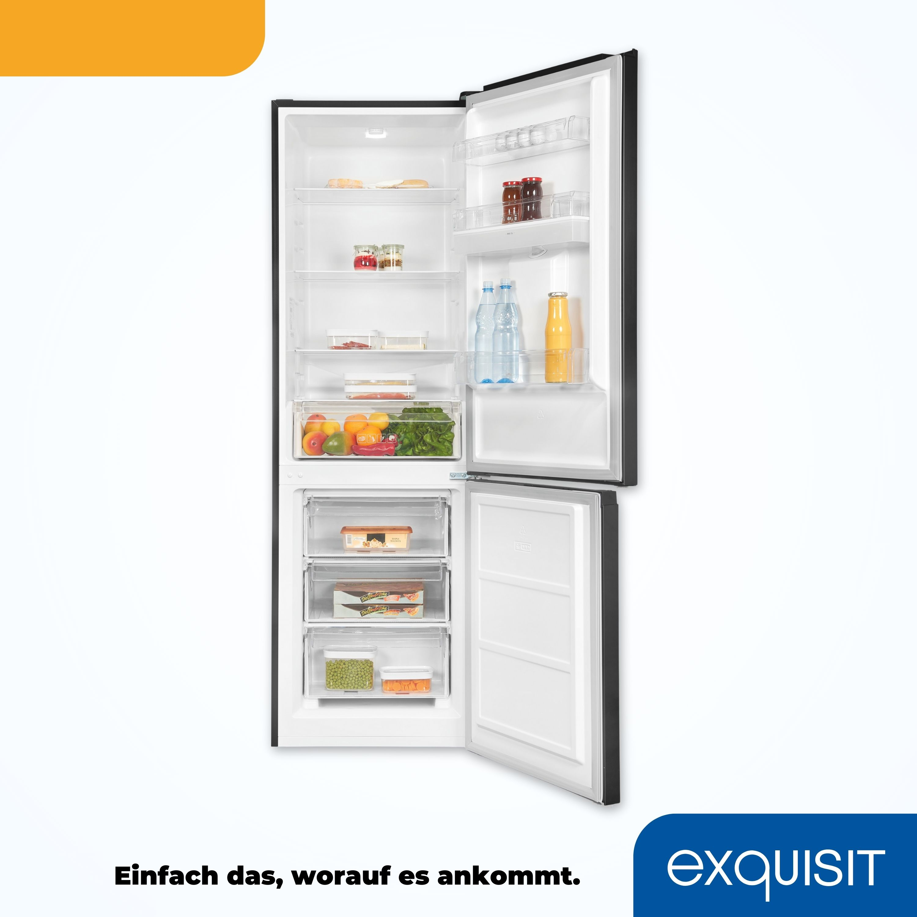 Kühlschrank mit geöffneter Tür, Inhalt sichtbar. Hat Regale mit Lebensmitteln und Getränken, Gefrierfach unten.