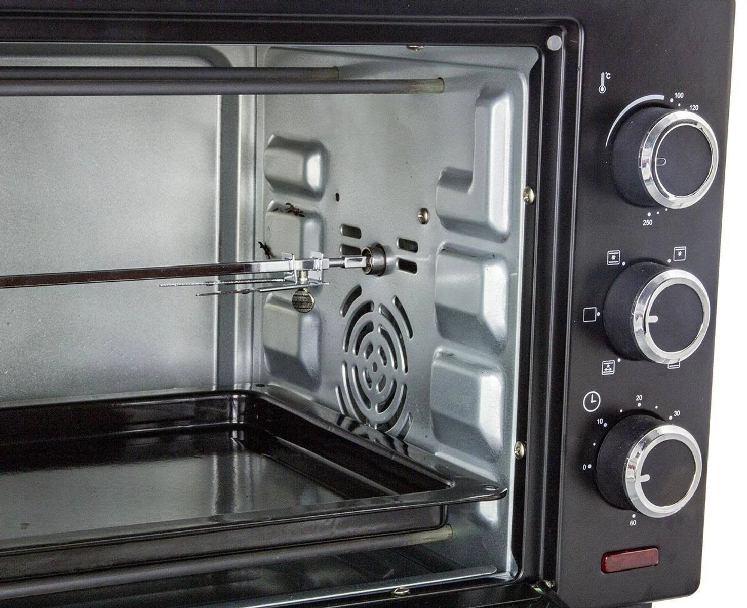 Un forno nero aperto mostra una griglia, un vassoio e manopole di controllo. L'interno è argentato.