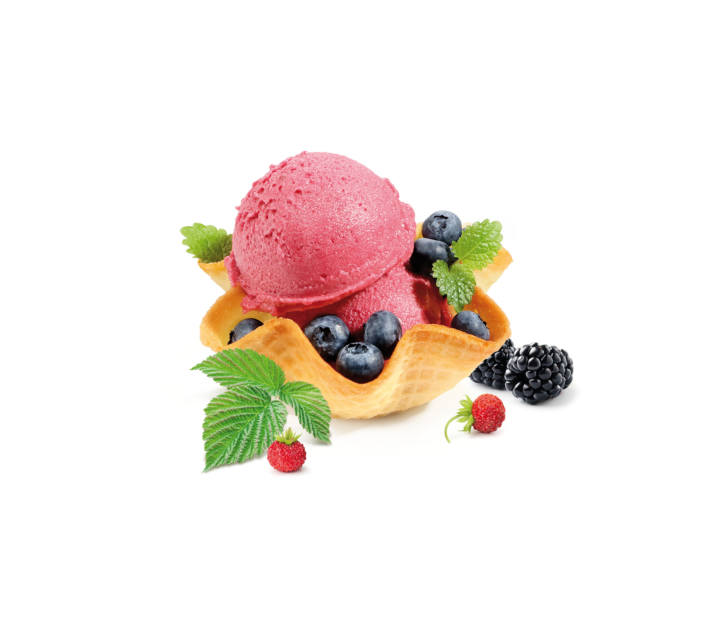 Rosa Eiscreme in einer Waffelschale mit Blaubeeren, Brombeeren und Erdbeeren.