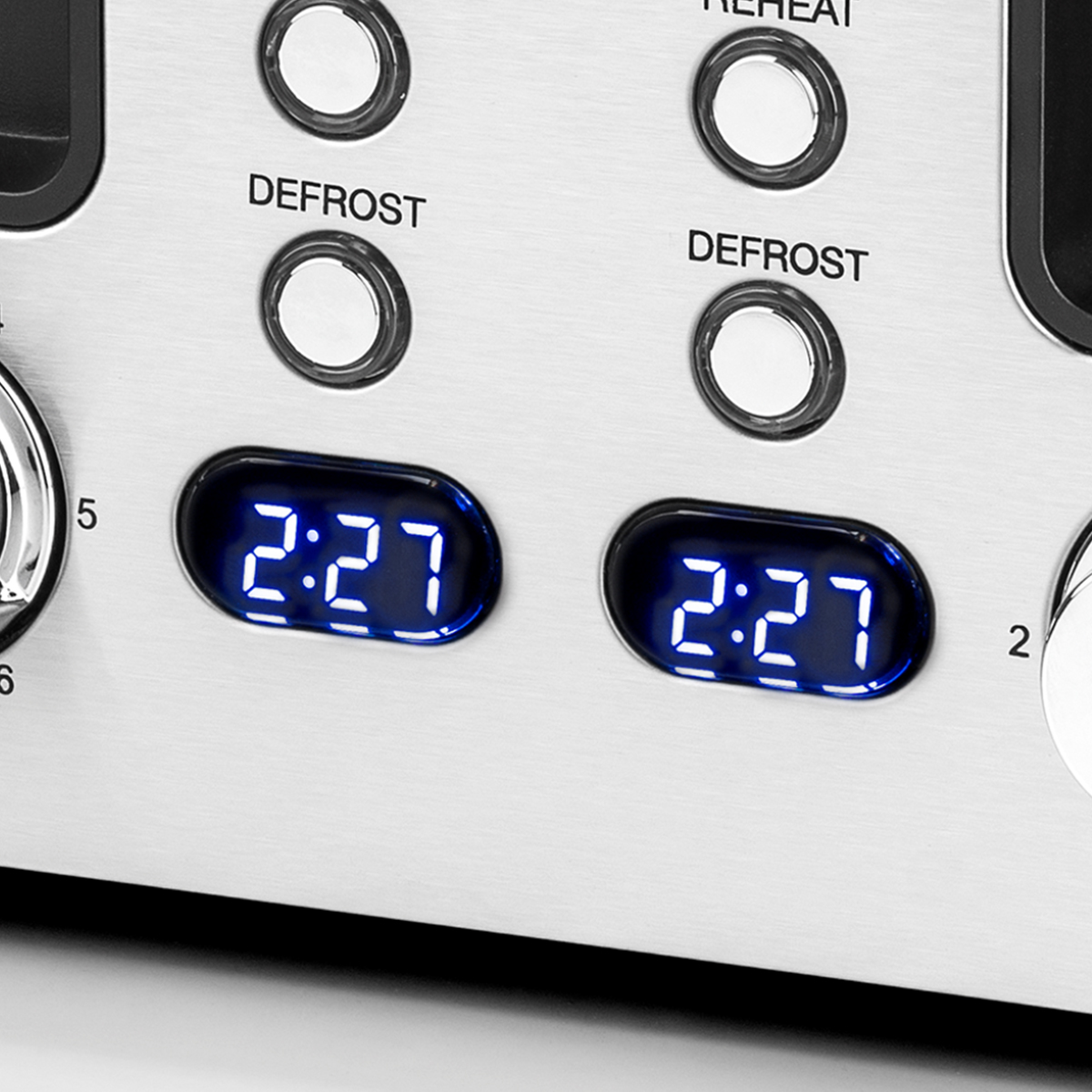 Nahaufnahme eines silbernen Toasters mit zwei Digitalanzeigen, die die Zeit 2:27 anzeigen.