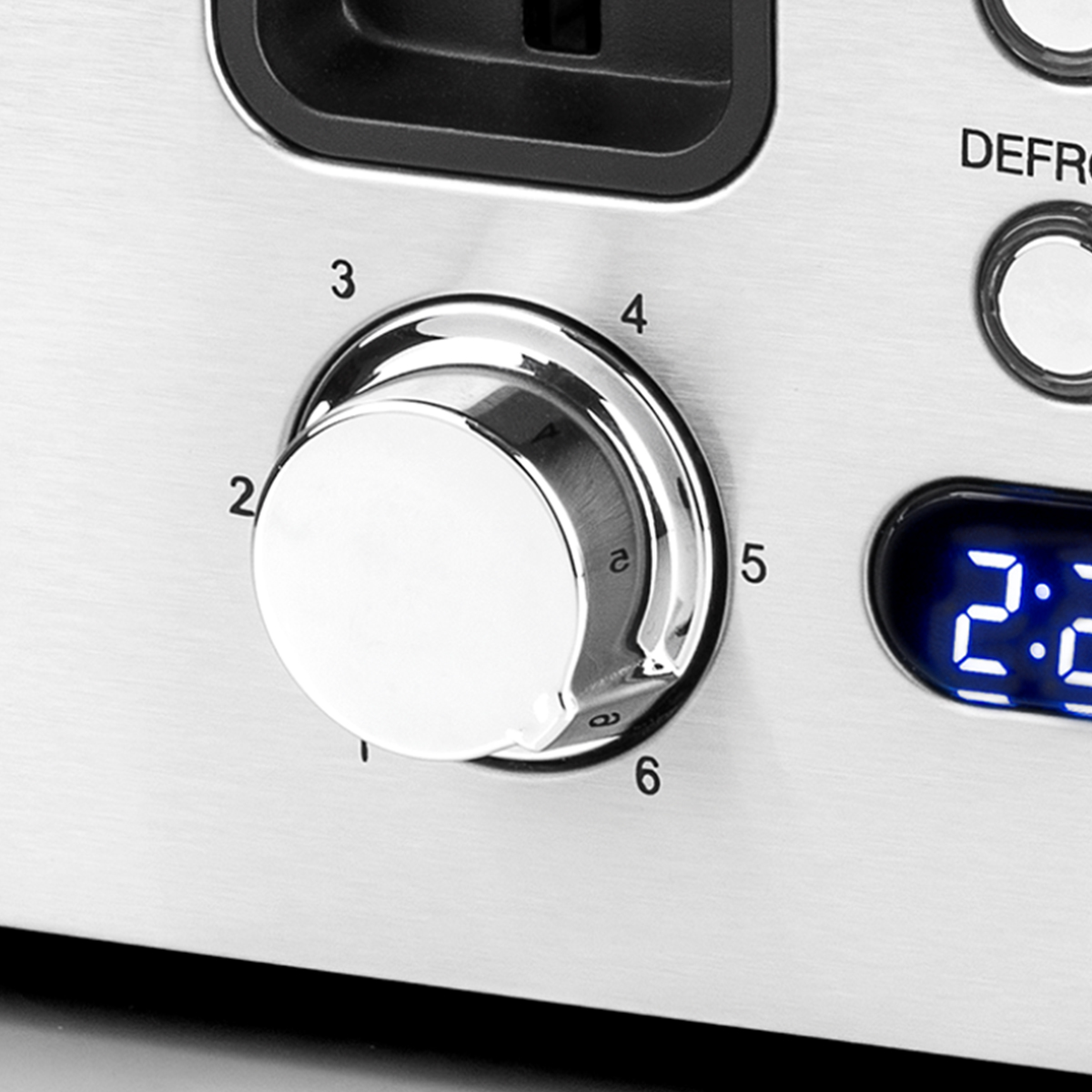 Nahaufnahme eines silbernen Toasters mit Drehregler und Digitalanzeige.