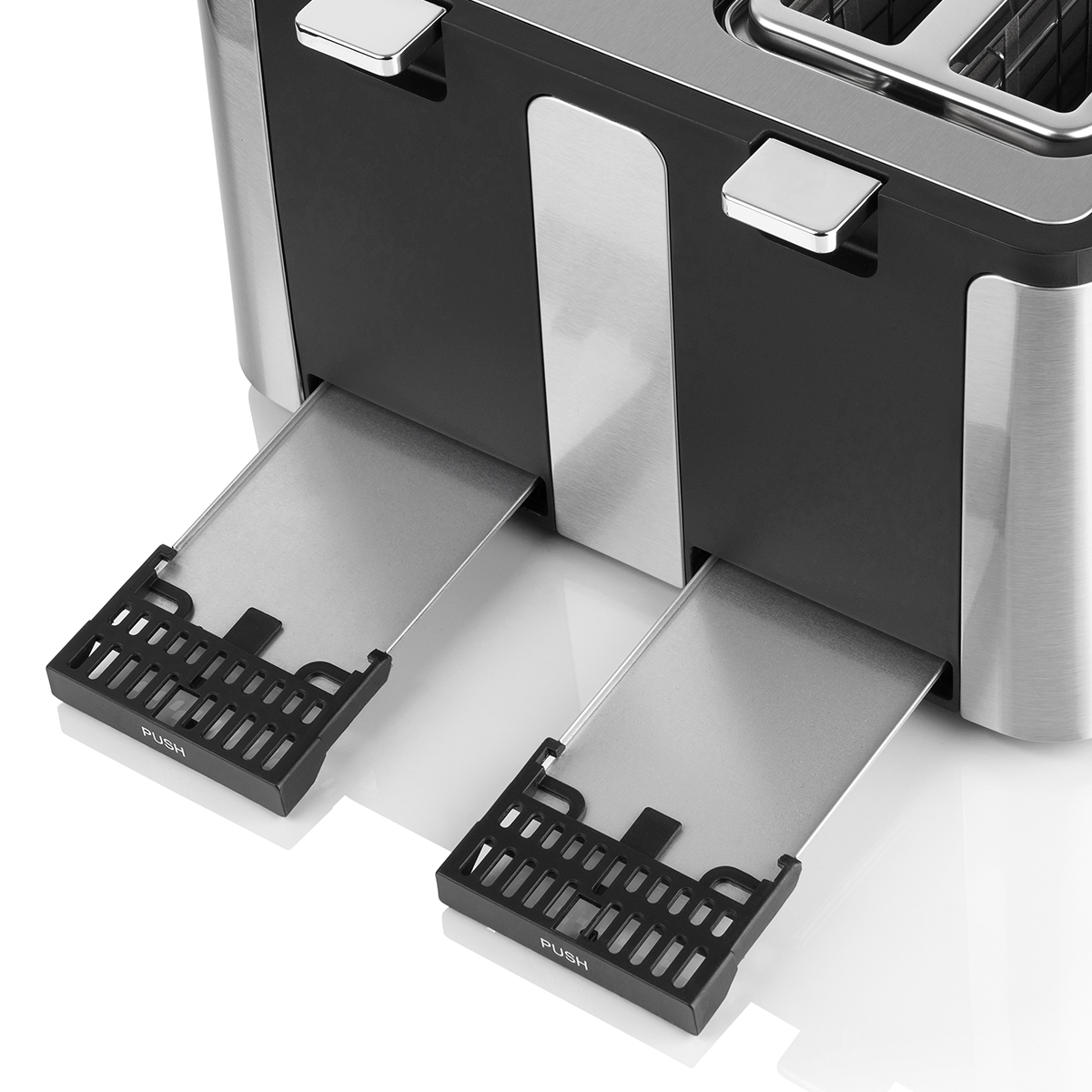Toaster aus Edelstahl mit zwei offenen Schlitzen. Weißer Hintergrund.