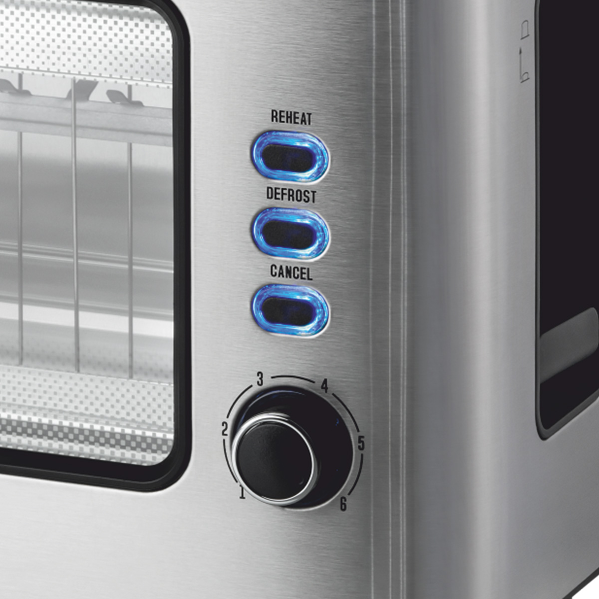 Zbliżenie tostera ze stali nierdzewnej z przyciskami i pokrętłem.