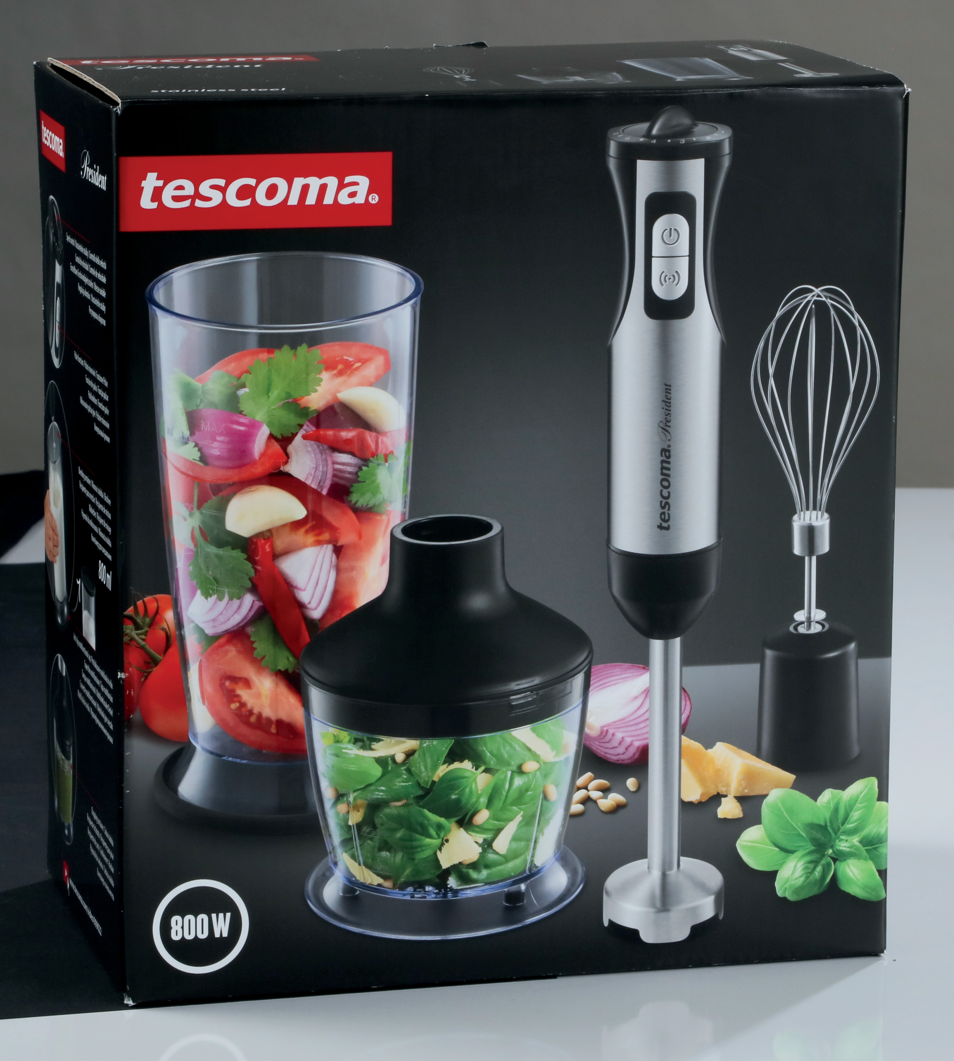 Box mit Mixer und Zubehör. Glasgefäß gefüllt mit Gemüse.