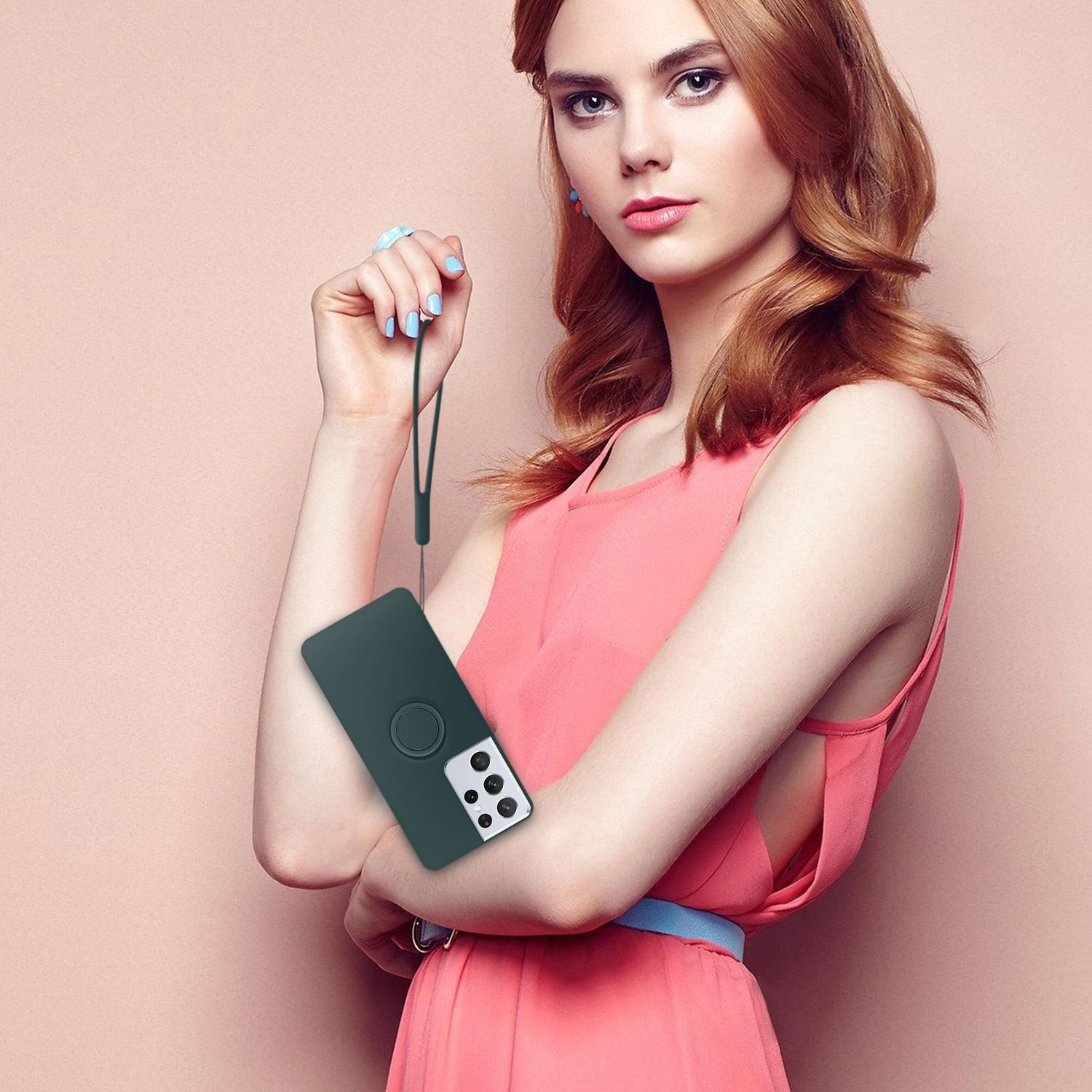 Donna in abito rosa con custodia. Sfondo rosa tenue.