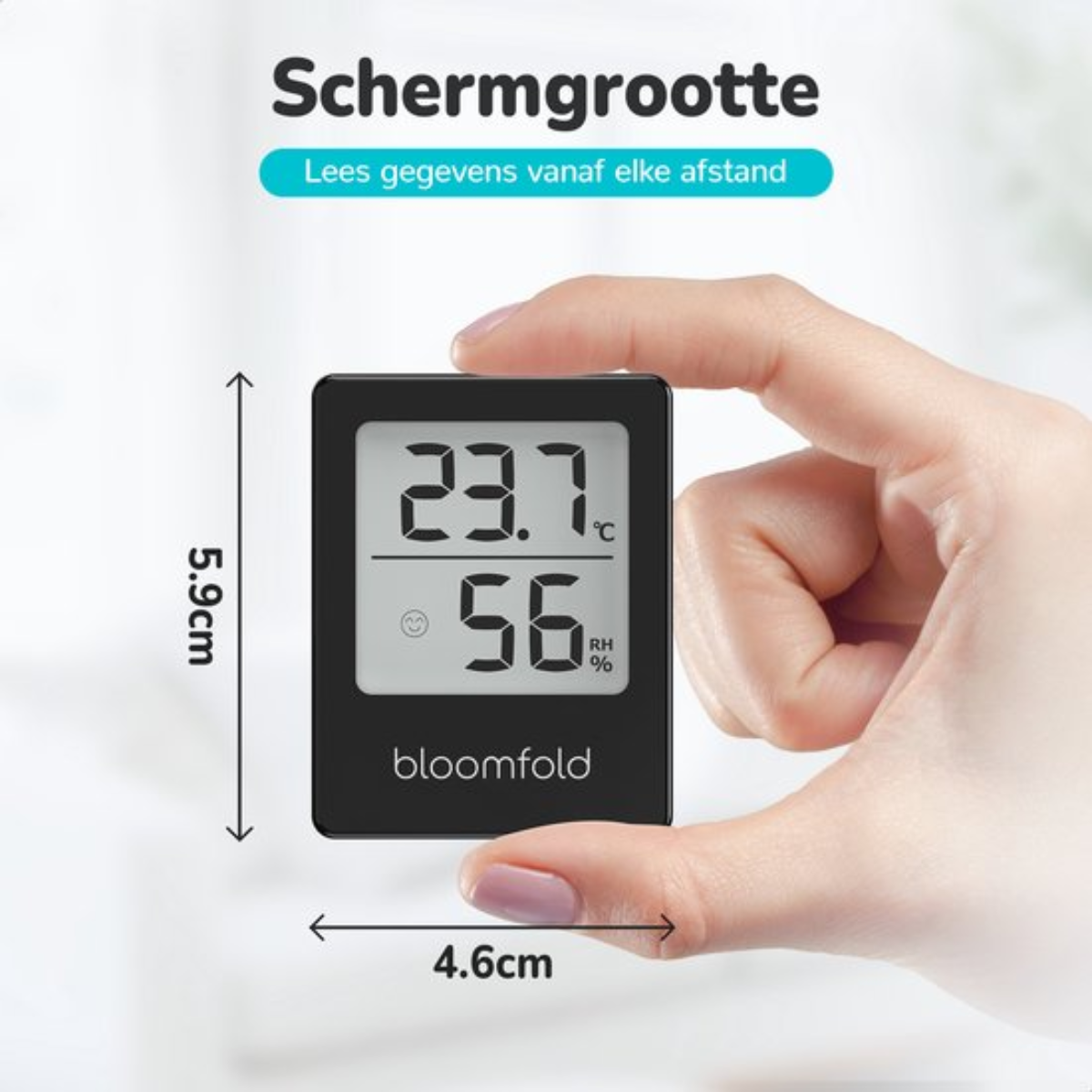 Hand, die ein kleines schwarzes digitales Thermometer mit Display und Abmessungen hält.