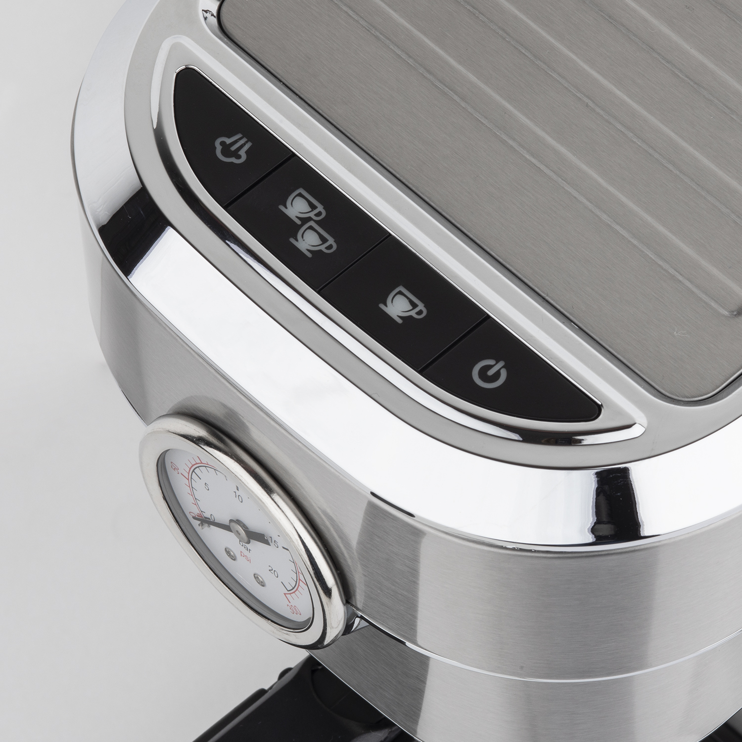 Zbliżenie srebrnego ekspresu do kawy, z przyciskami i manometrem.