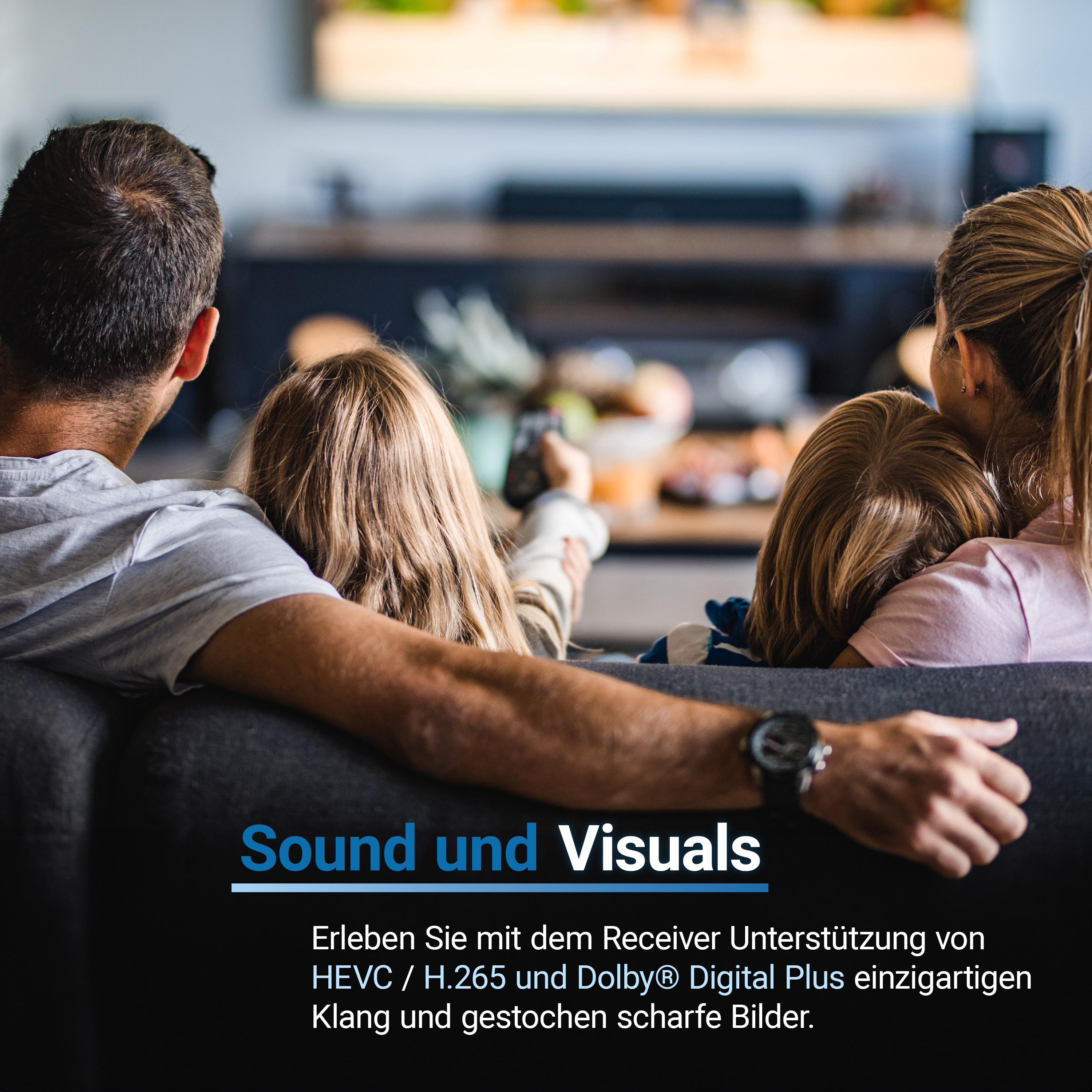 Familie schaut fern. Ein Kind hält eine Fernbedienung. Im Hintergrund ist ein Fernsehbildschirm zu sehen.