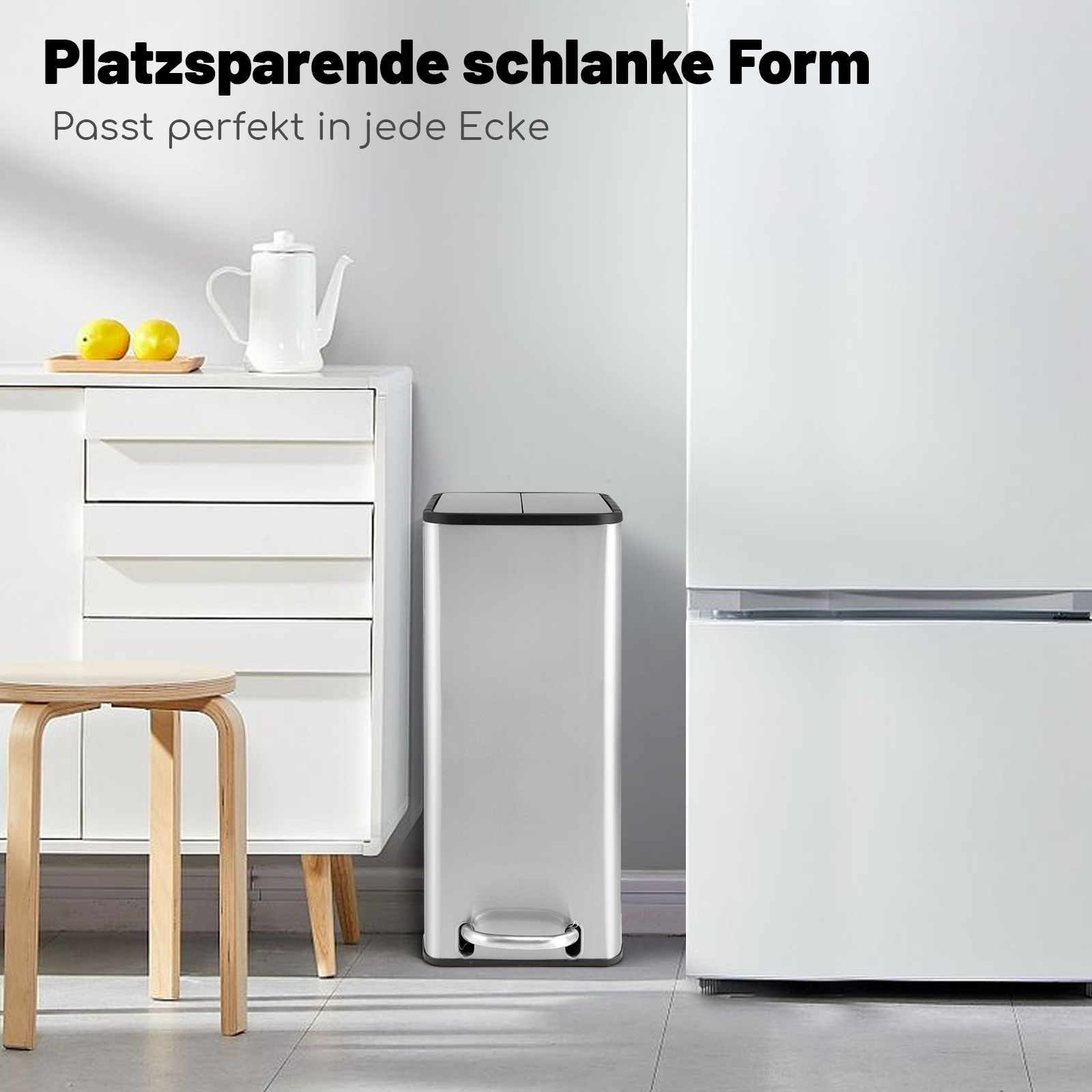 Silberner Mülleimer mit Fußpedal, neben einem weißen Schrank und Kühlschrank. Heller Hintergrund.