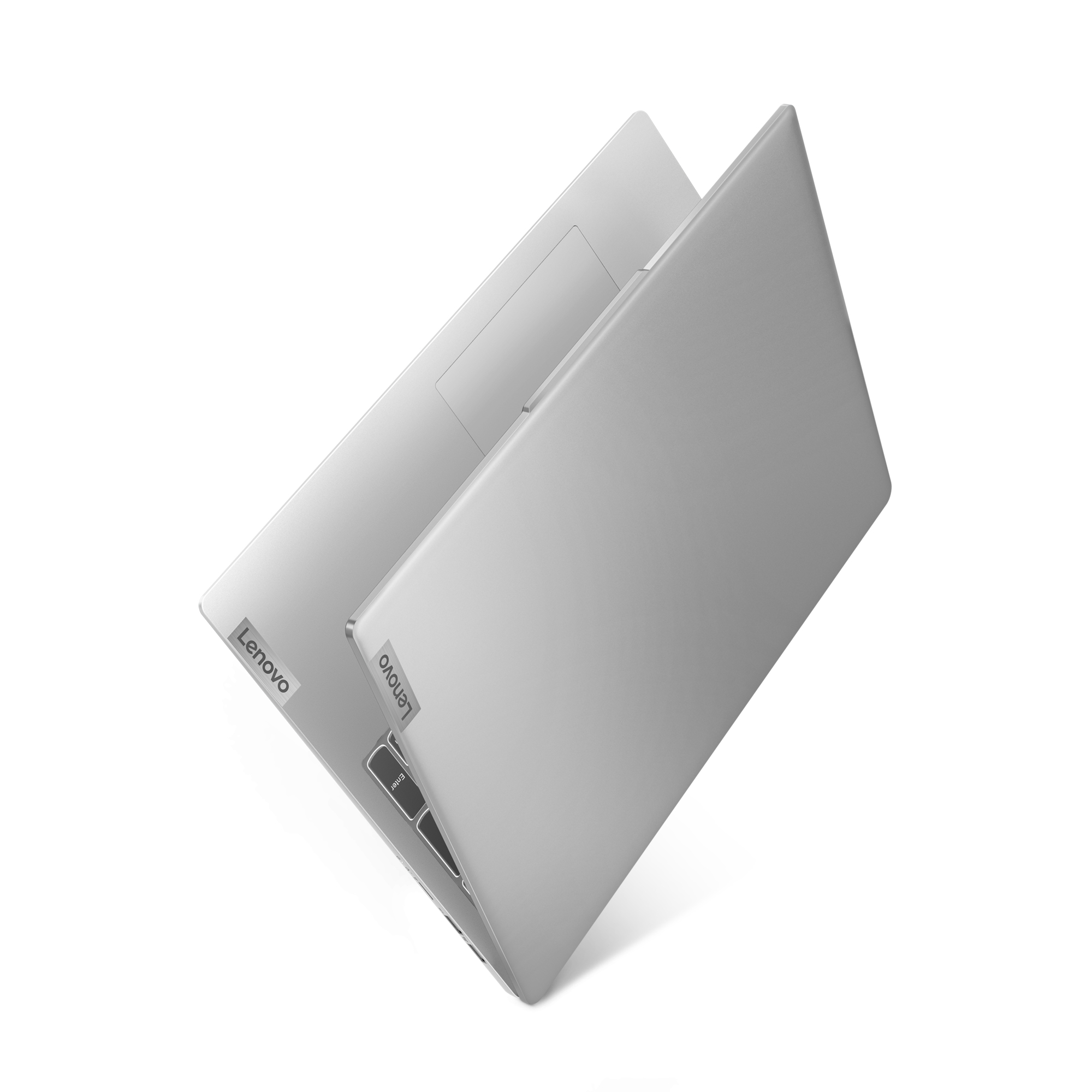 Ein silberner Lenovo-Laptop, teilweise geöffnet, auf weißem Hintergrund.