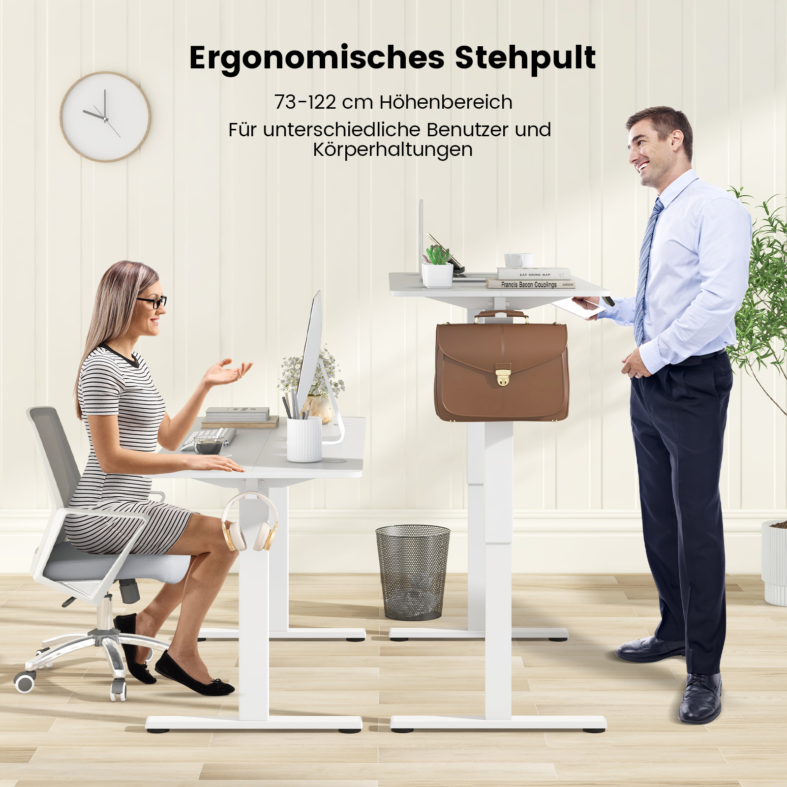 Zwei Personen an höhenverstellbaren Stehpulten in einer Büroumgebung.