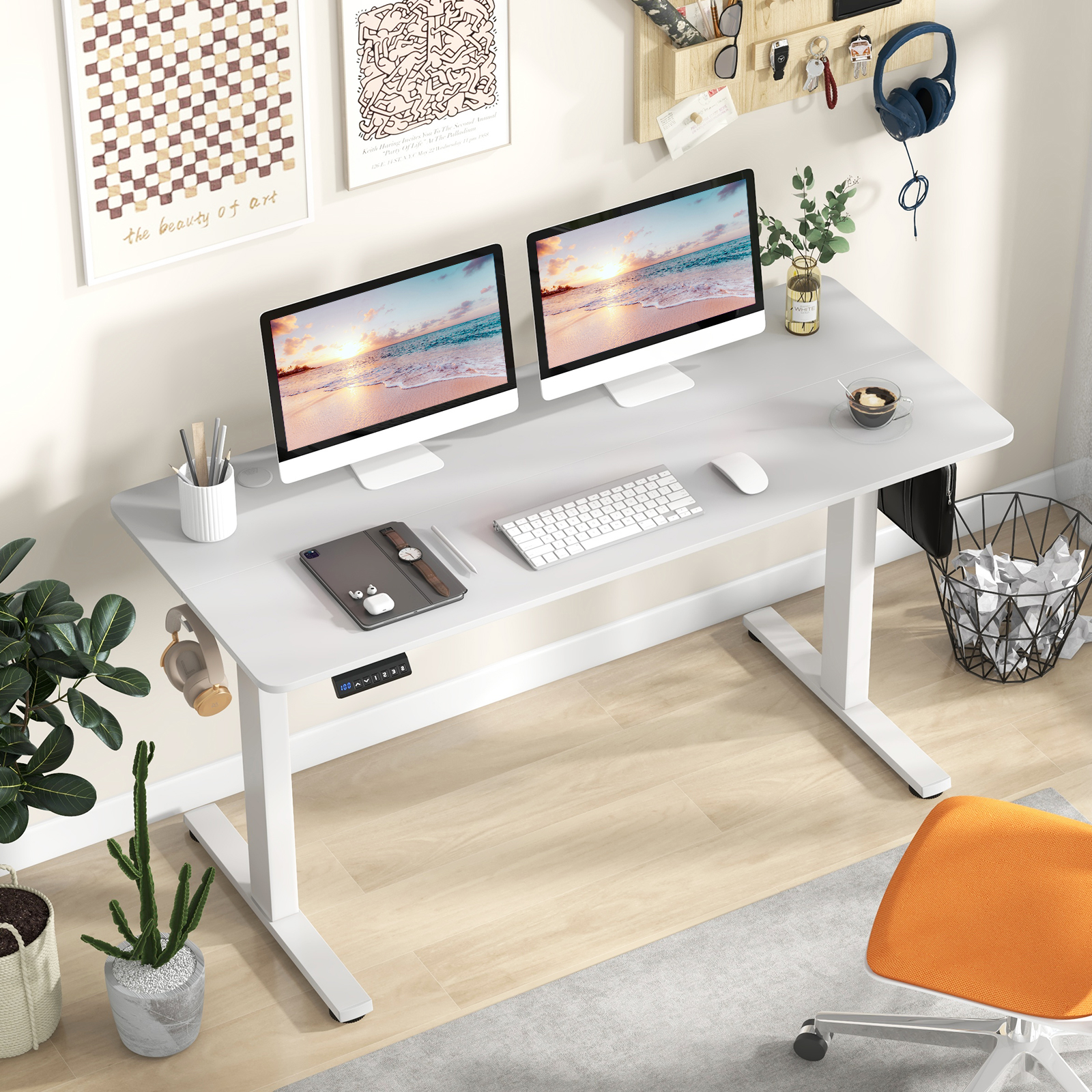 Ein weißer Schreibtisch mit zwei Monitoren, einer Tastatur und einer Maus. Es gibt eine Pflanze und einen Stuhl im Bild.