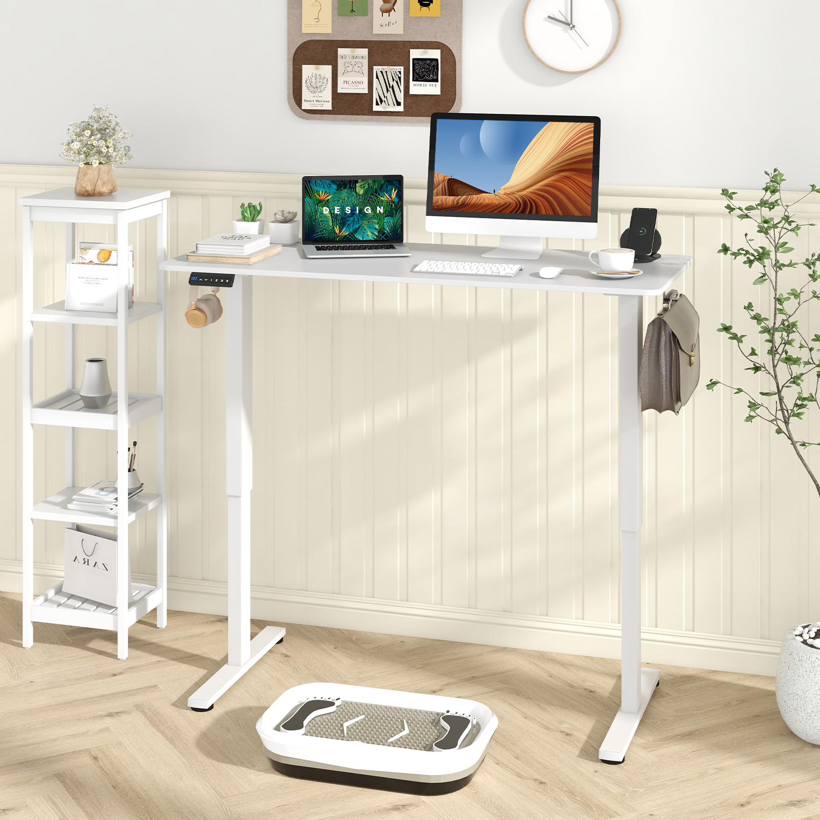Weißer Stehtisch mit Büromaterial und einem Computer. Verfügt über einen Laptop und einen Monitor.