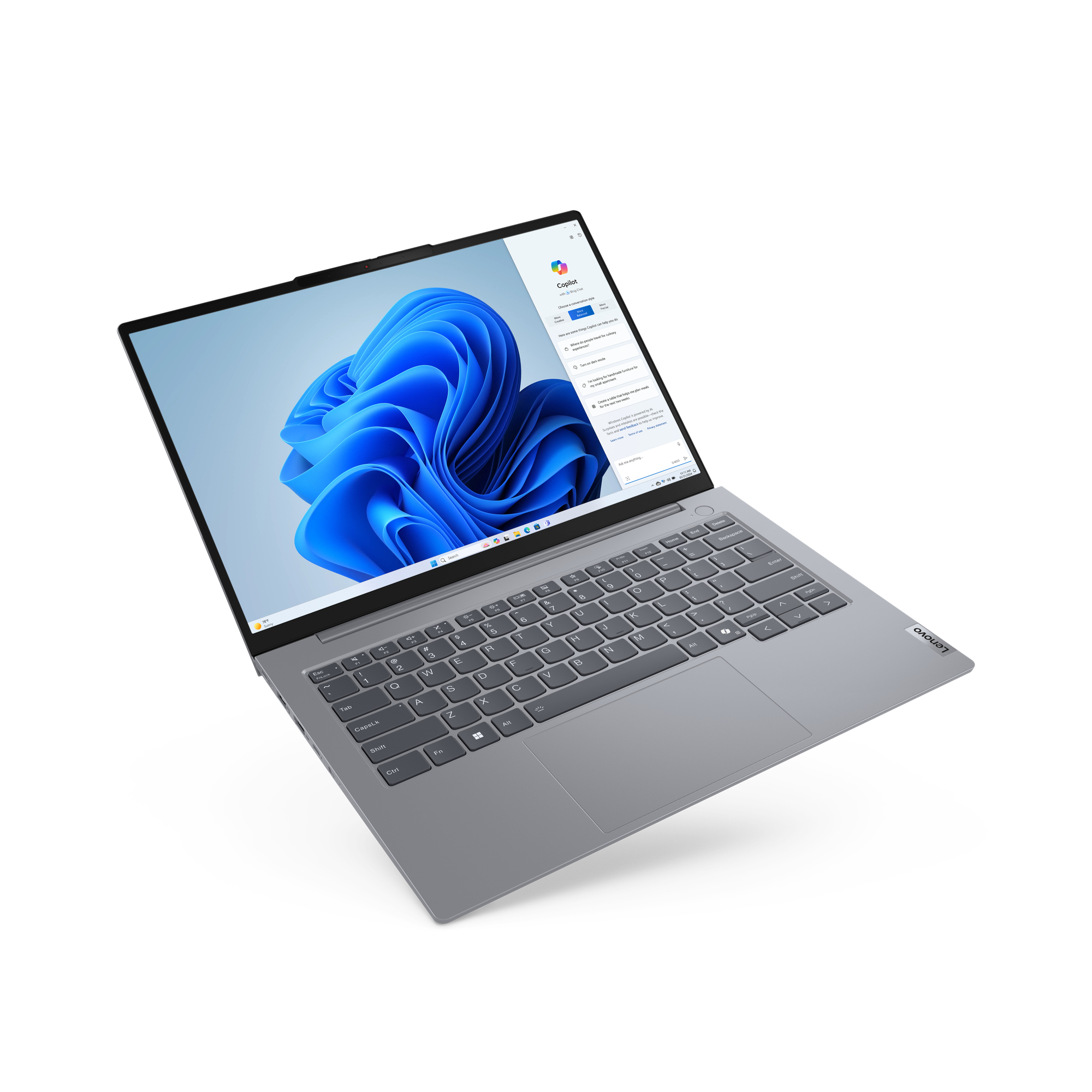 Laptop grigio con un'interfaccia Windows 11 sullo schermo. Il logo Lenovo è visibile.