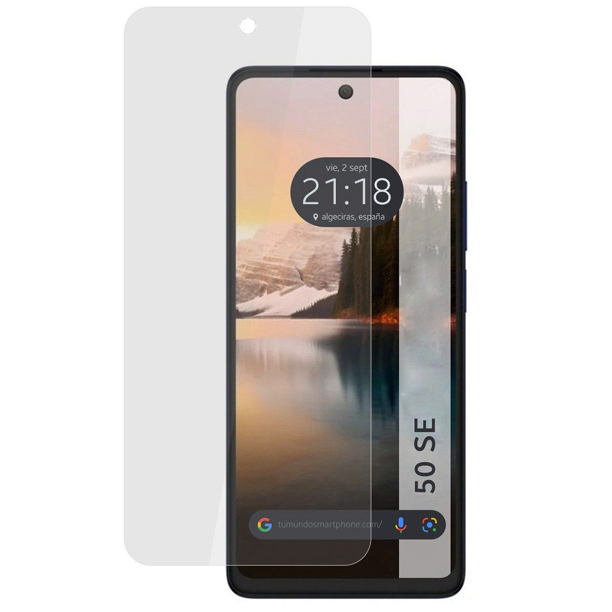 Smartphone con protezione schermo applicata. Mostra ora e posizione. Sfondo bianco.