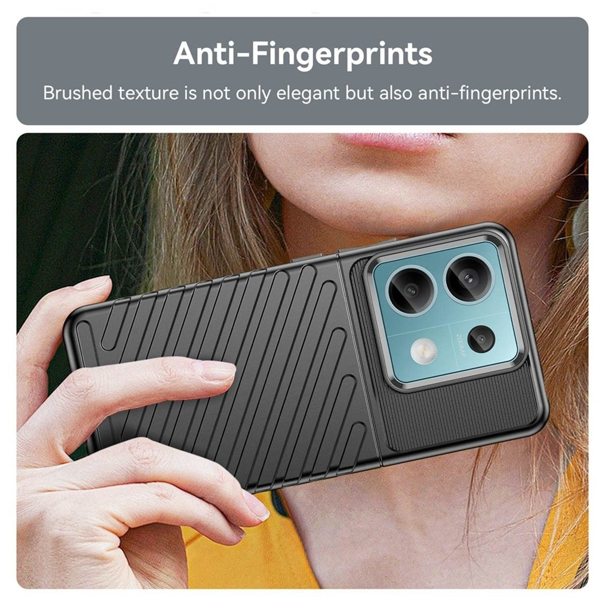 Persona che tiene una custodia nera per telefono. Testo: Anti-impronte e Brushed texture.