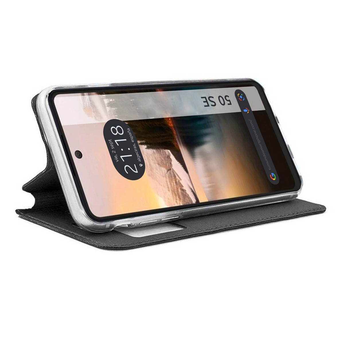 Smartphone in una custodia a portafoglio nera, schermo che mostra un paesaggio, vista inclinata.