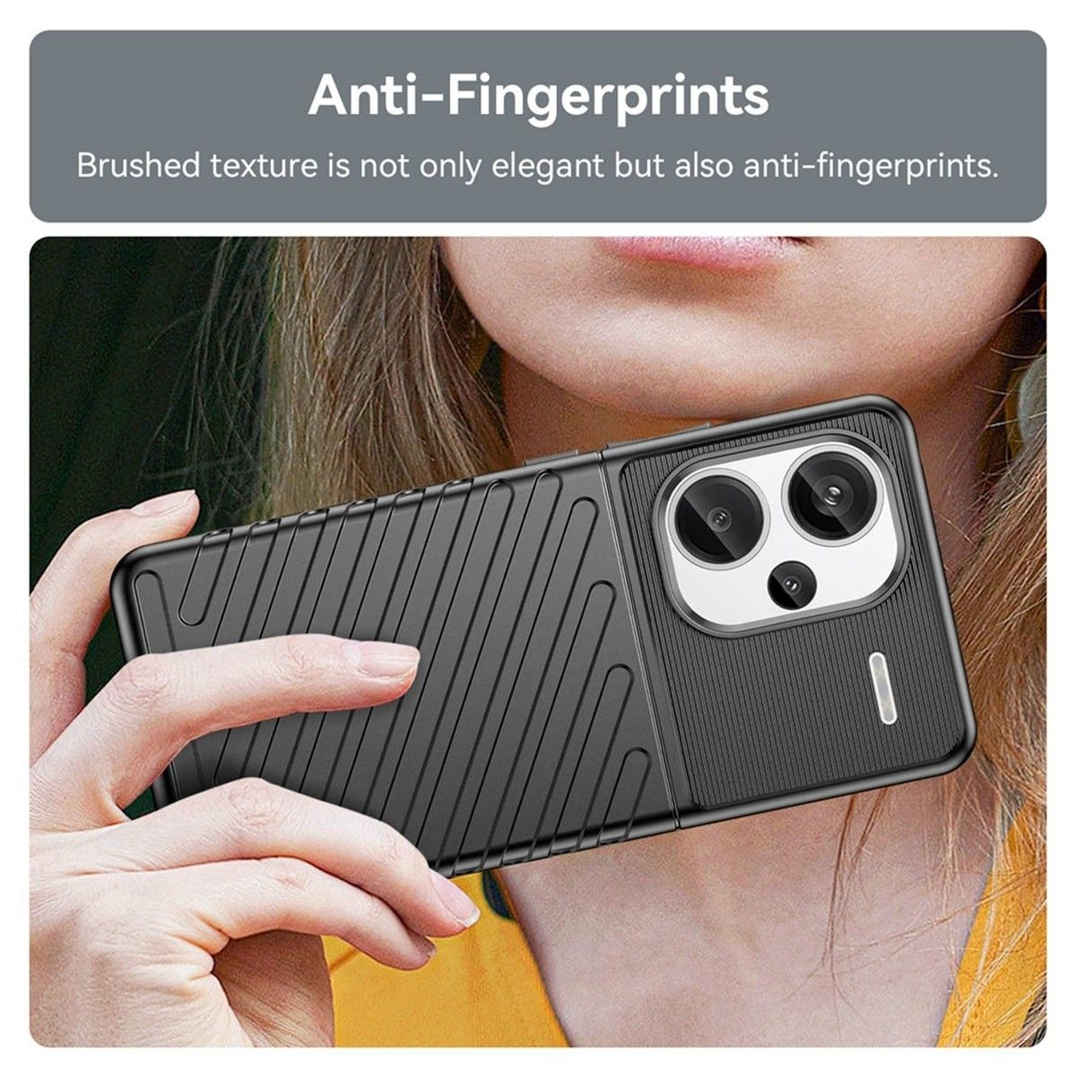 Una persona sostiene una funda de teléfono negra. El texto dice: Anti-Huellas.