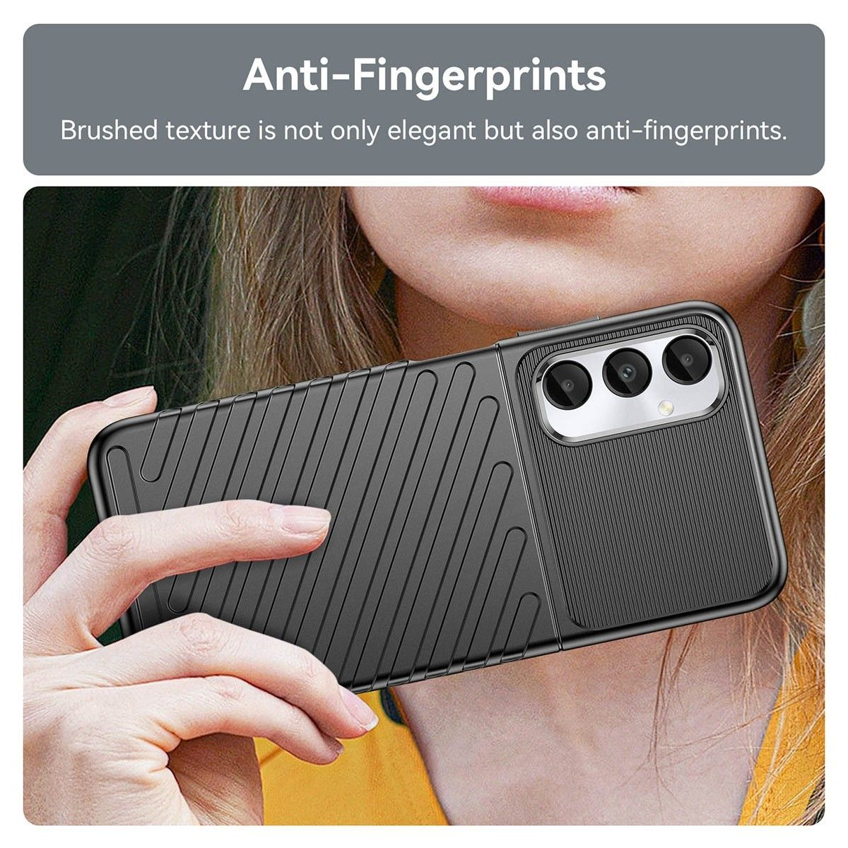 Una persona tiene in mano una custodia nera strutturata. Testo: 'Anti-Fingerprints'.