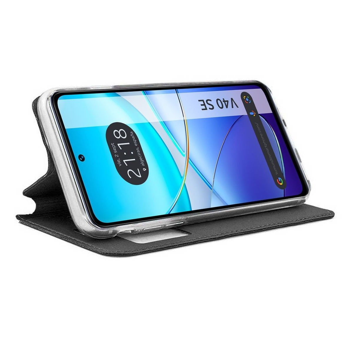 Smartphone in custodia nera, aperto per mostrare lo schermo con l'ora e una barra di ricerca.