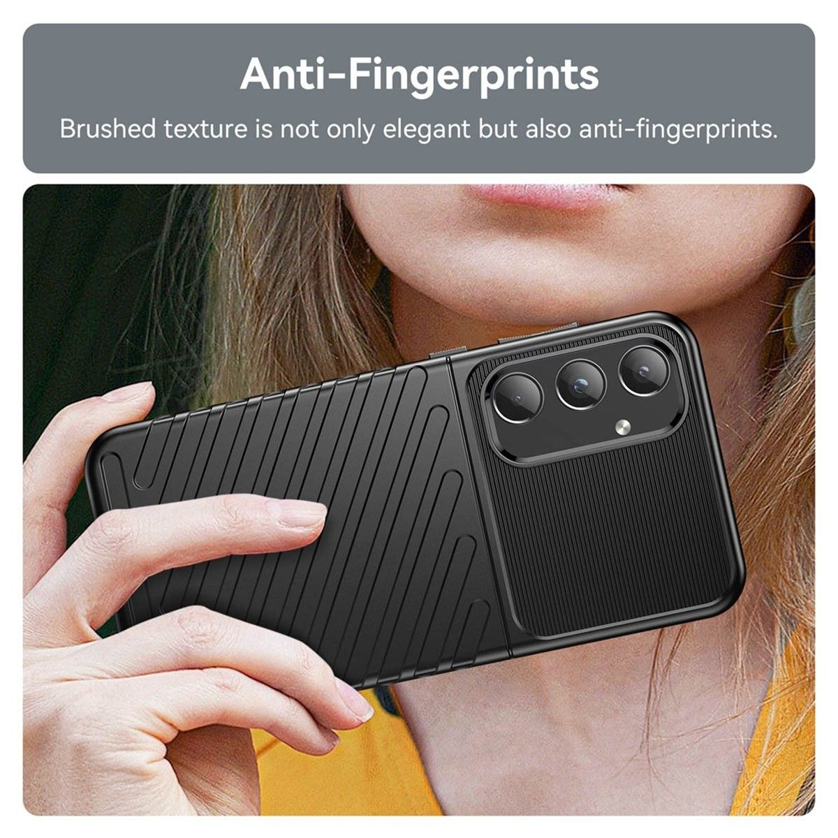 Una mano che tiene una custodia nera per telefono con un design strutturato, su sfondo sfocato.