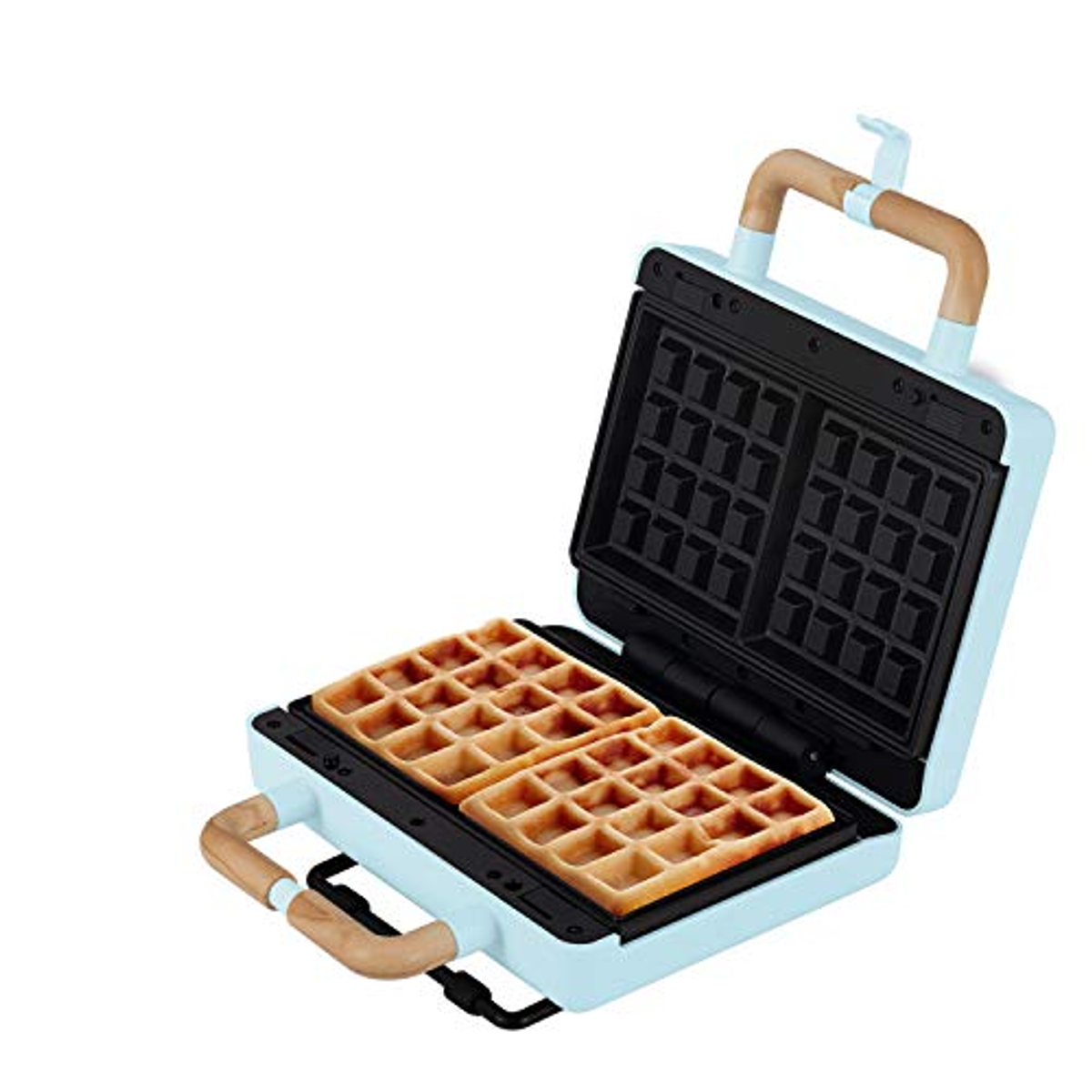 Wafflera abierta con dos gofres dentro. La wafflera es azul y tiene mangos de madera.