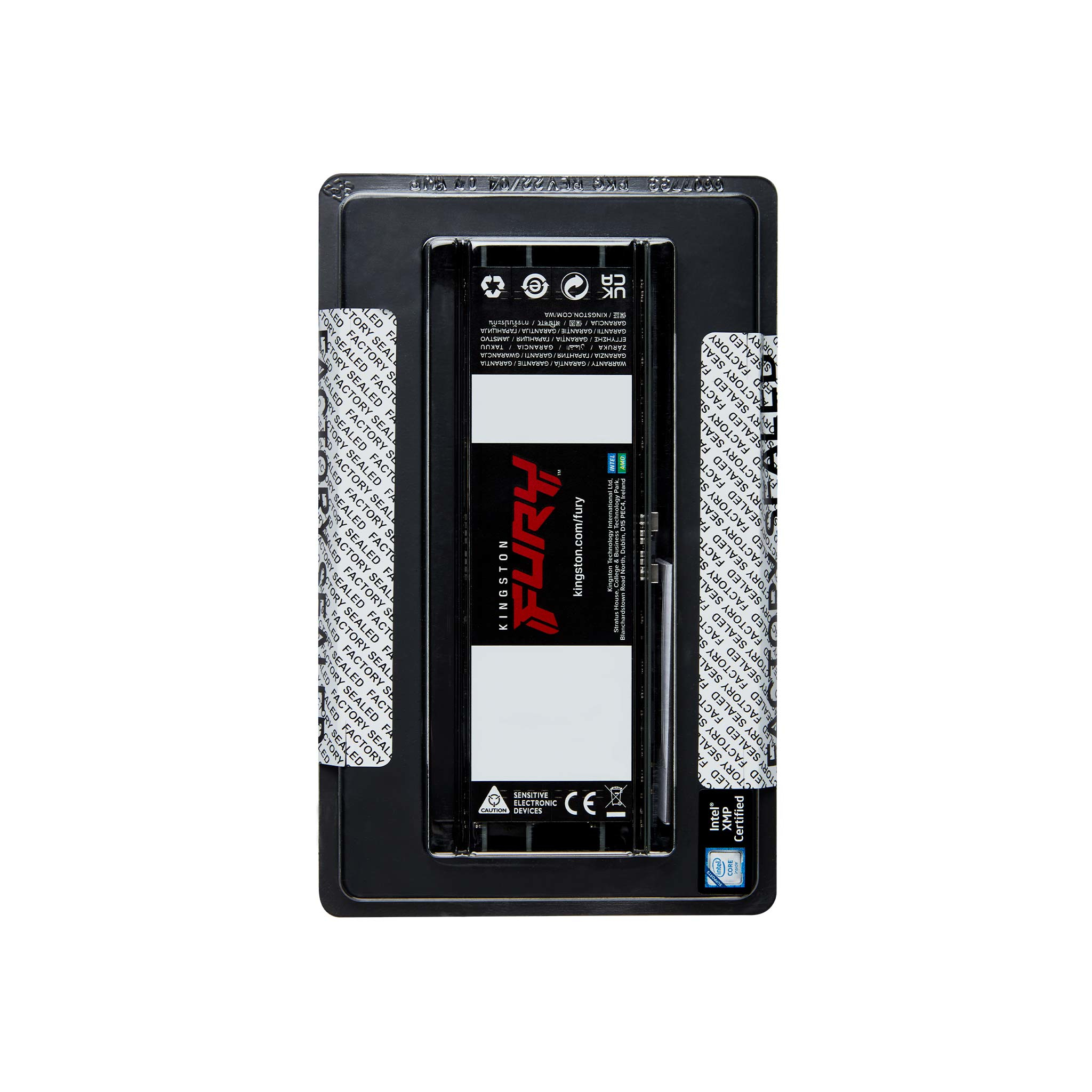 Czarny moduł RAM w zapieczętowanym opakowaniu. Opakowanie znajduje się na czarnej tacy. Białe tło.