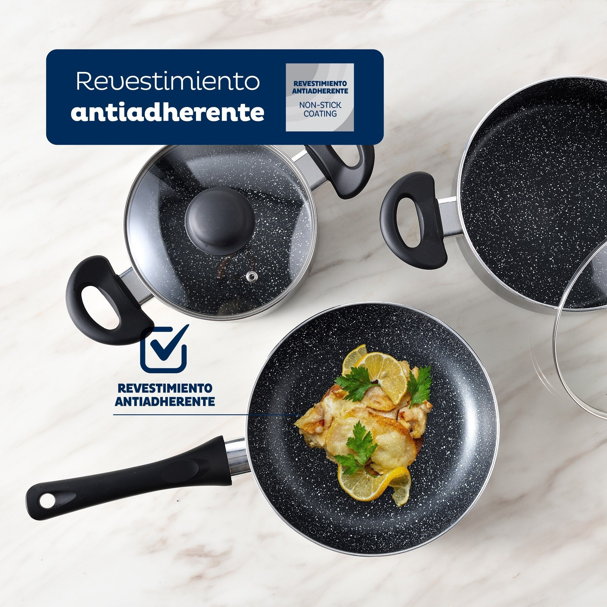 Ollas y sartenes en encimera. Una sartén con comida, etiquetada antiadherente.
