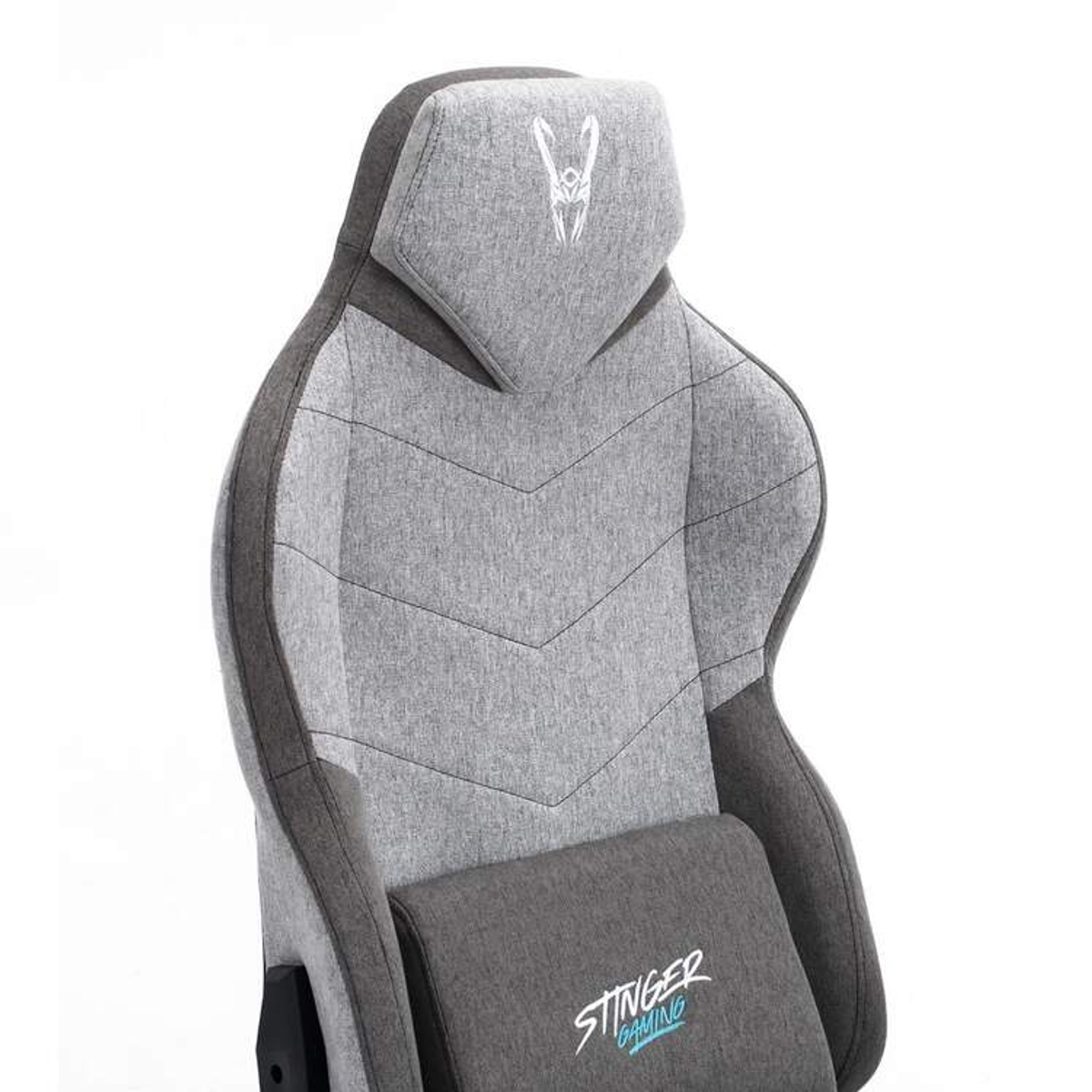 Sedia da gaming grigia e grigio scuro. Logo 'Stinger Gaming' sullo schienale inferiore. Sfondo bianco.