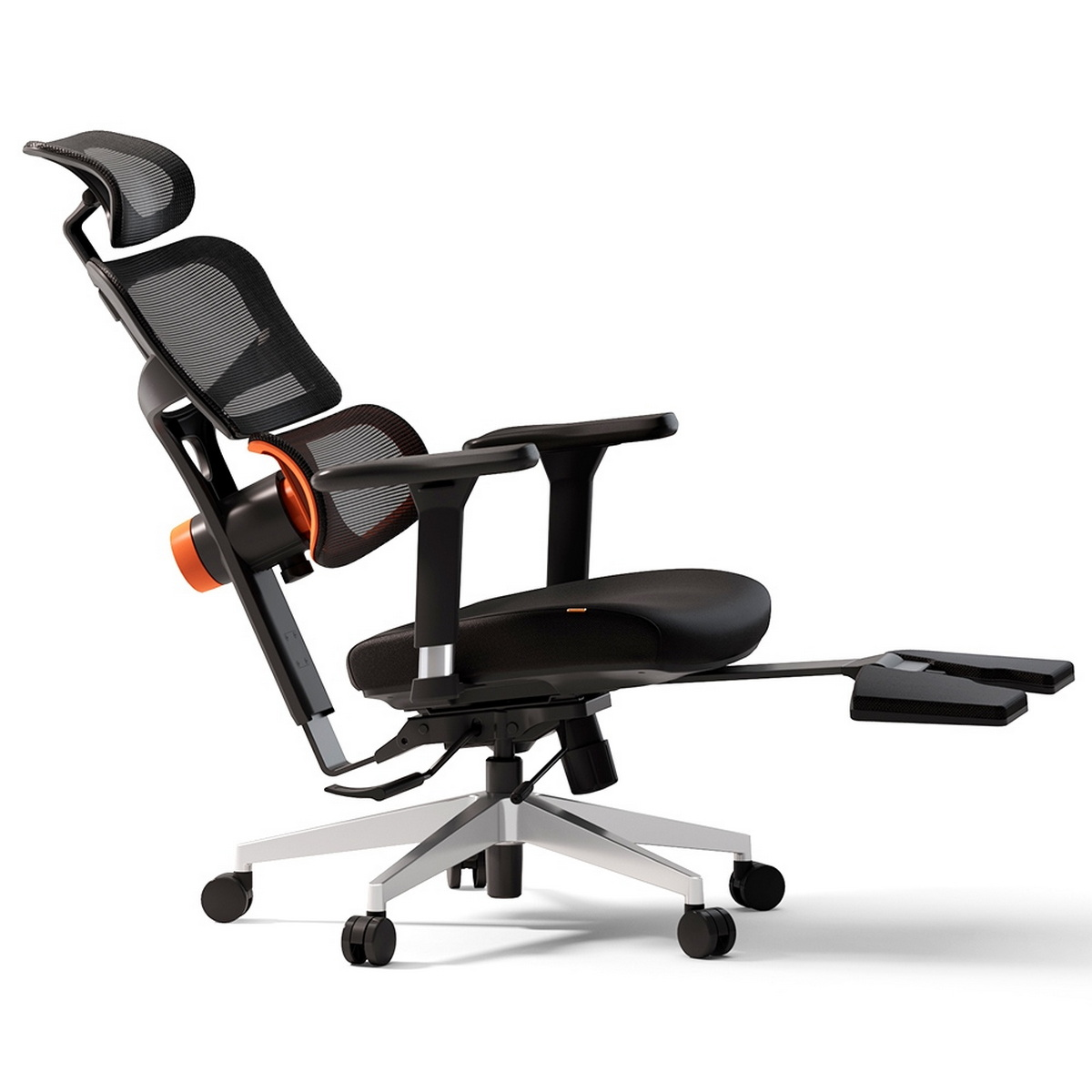 Schwarzer und orangefarbener ergonomischer Bürostuhl mit Kopfstütze, Armlehnen, Sitz und verlängerter Fußstütze. Weißer Hintergrund.