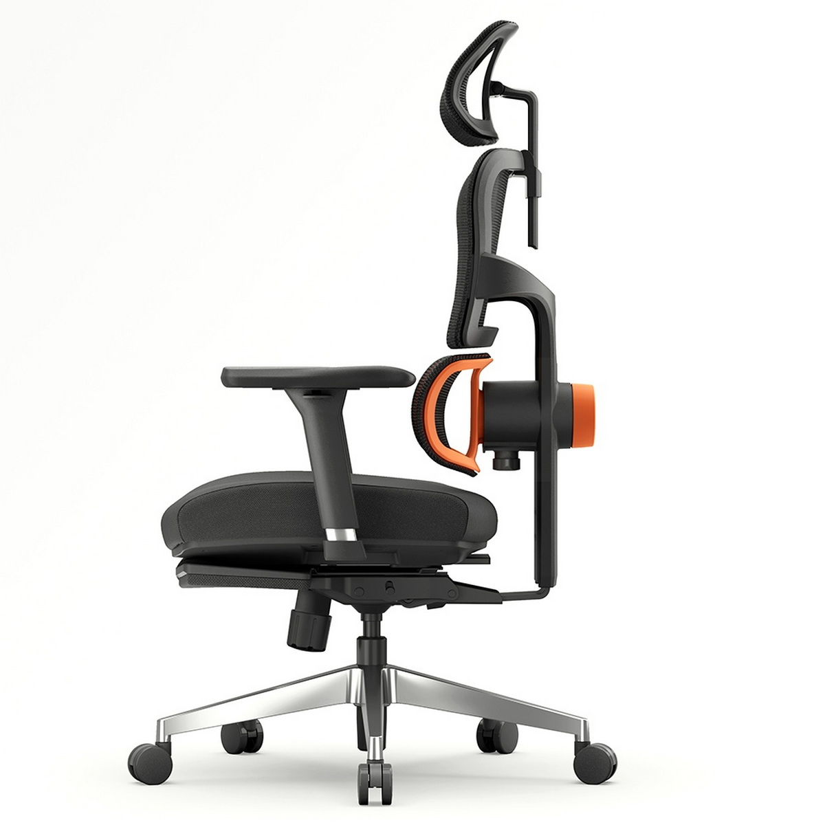 Ein ergonomischer Bürostuhl, schwarzer Sitz, orangefarbene Akzente und ein Netzrücken.