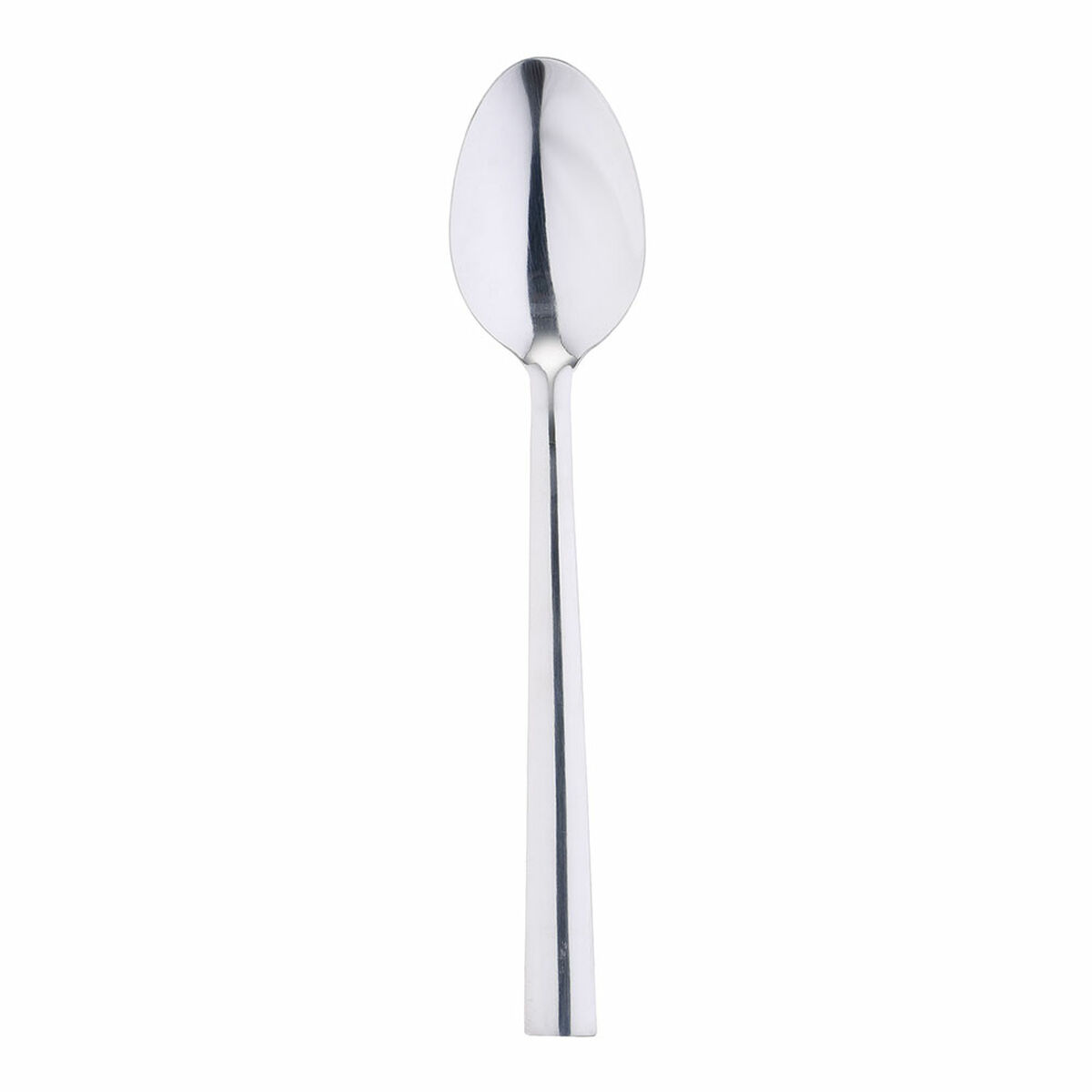 Una cuchara plateada sobre fondo blanco. La cuchara es larga y delgada.