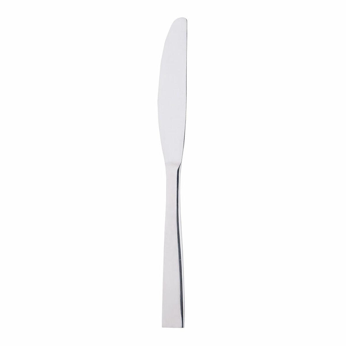 Un cuchillo plateado con una hoja larga y un mango recto. Fondo blanco.
