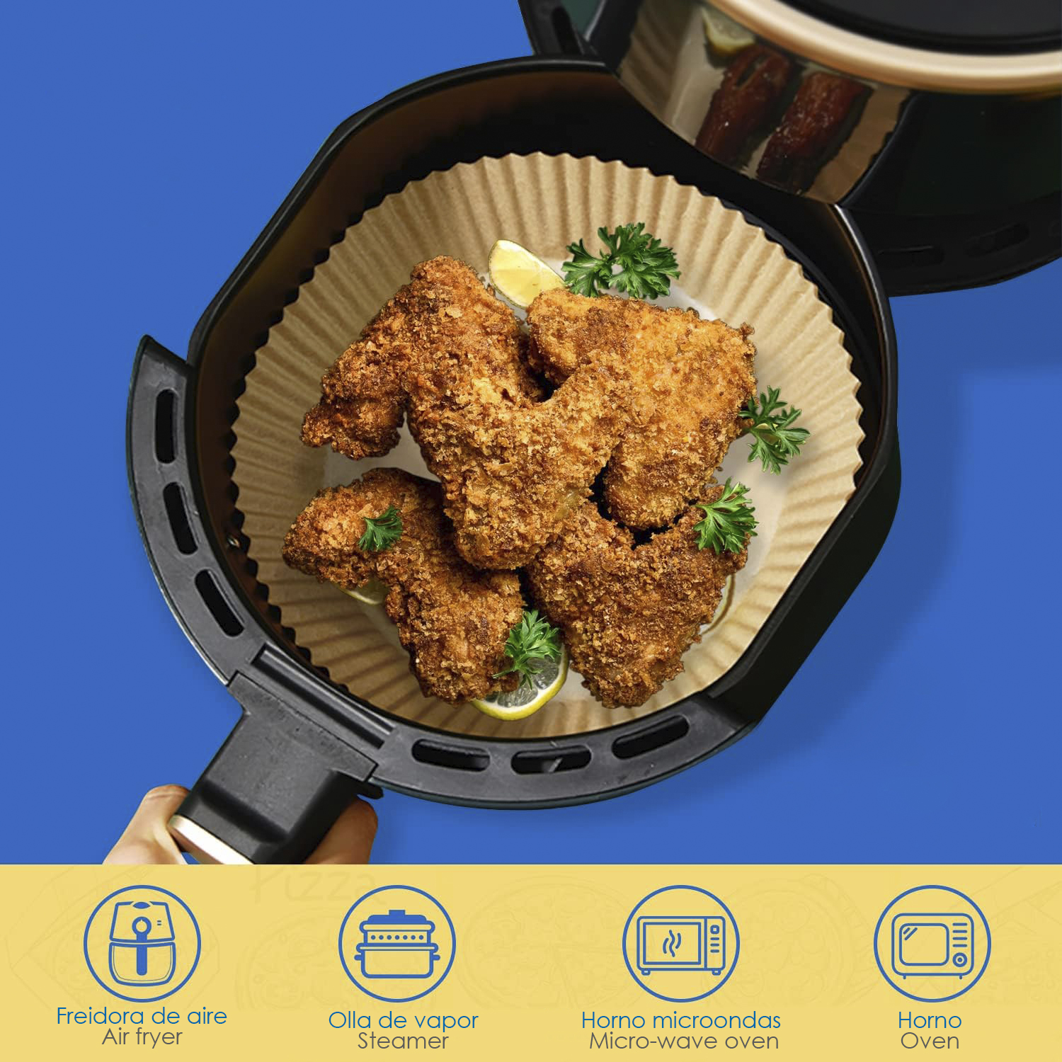 Cestello della friggitrice ad aria con pollo fritto. Sfondo blu con icone di diversi elettrodomestici.