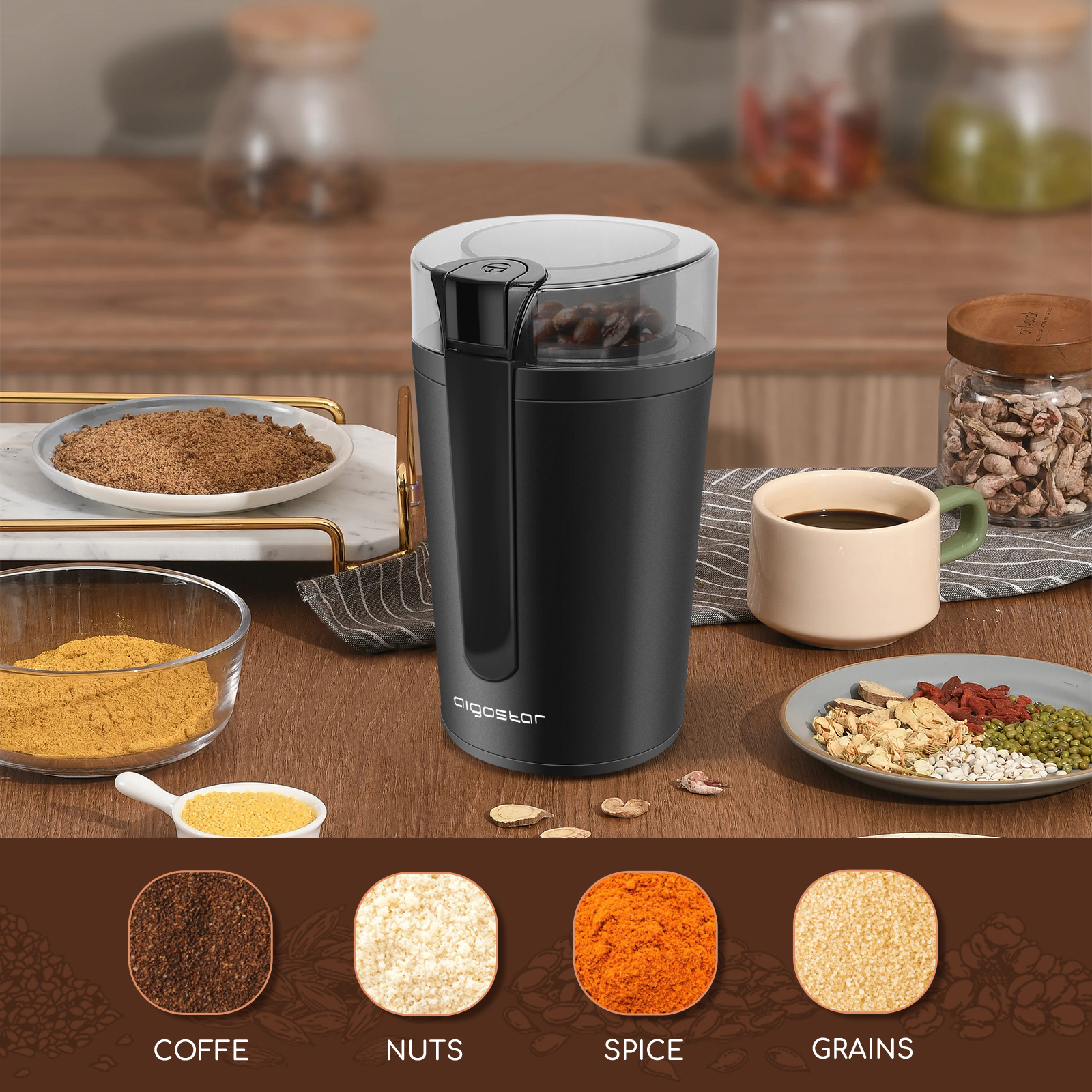 Un molinillo de café negro con ingredientes como café, nueces y especias alrededor.