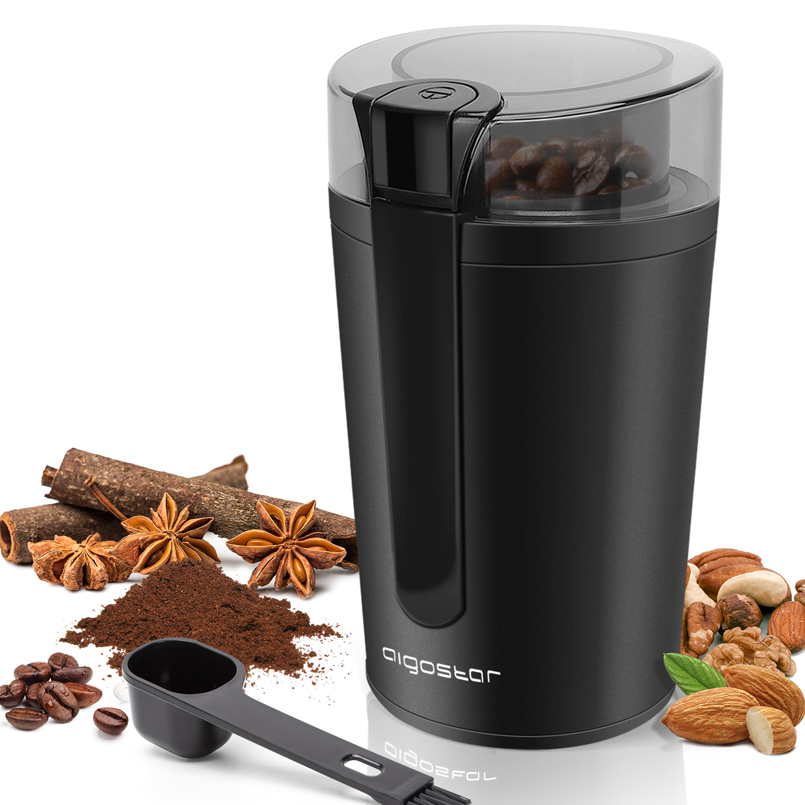 Molinillo de café negro con especias y granos de café.