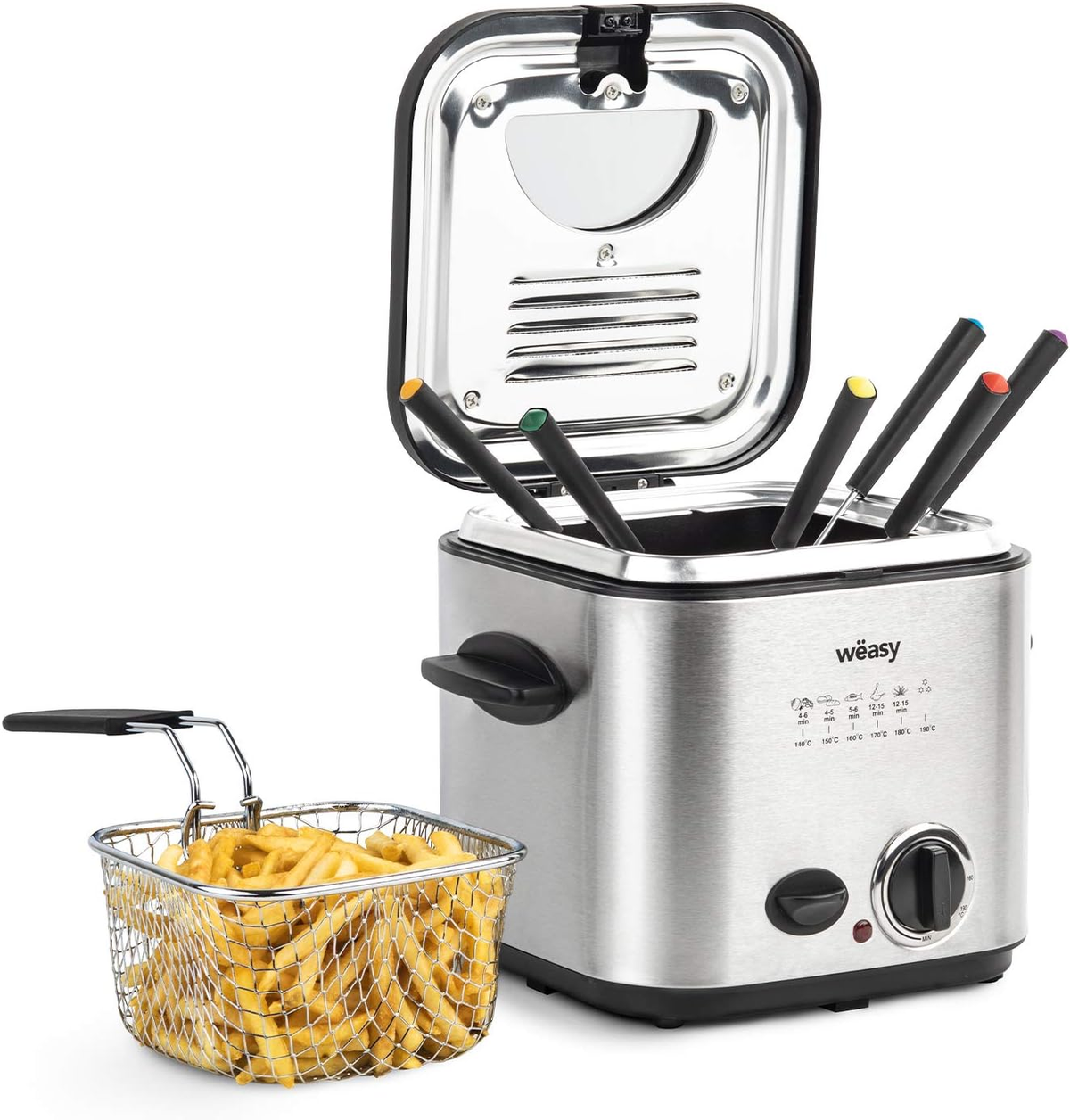 Edelstahl-Fritteuse mit einem Korb Pommes Frites und Fondue-Gabeln mit farbigen Spitzen.