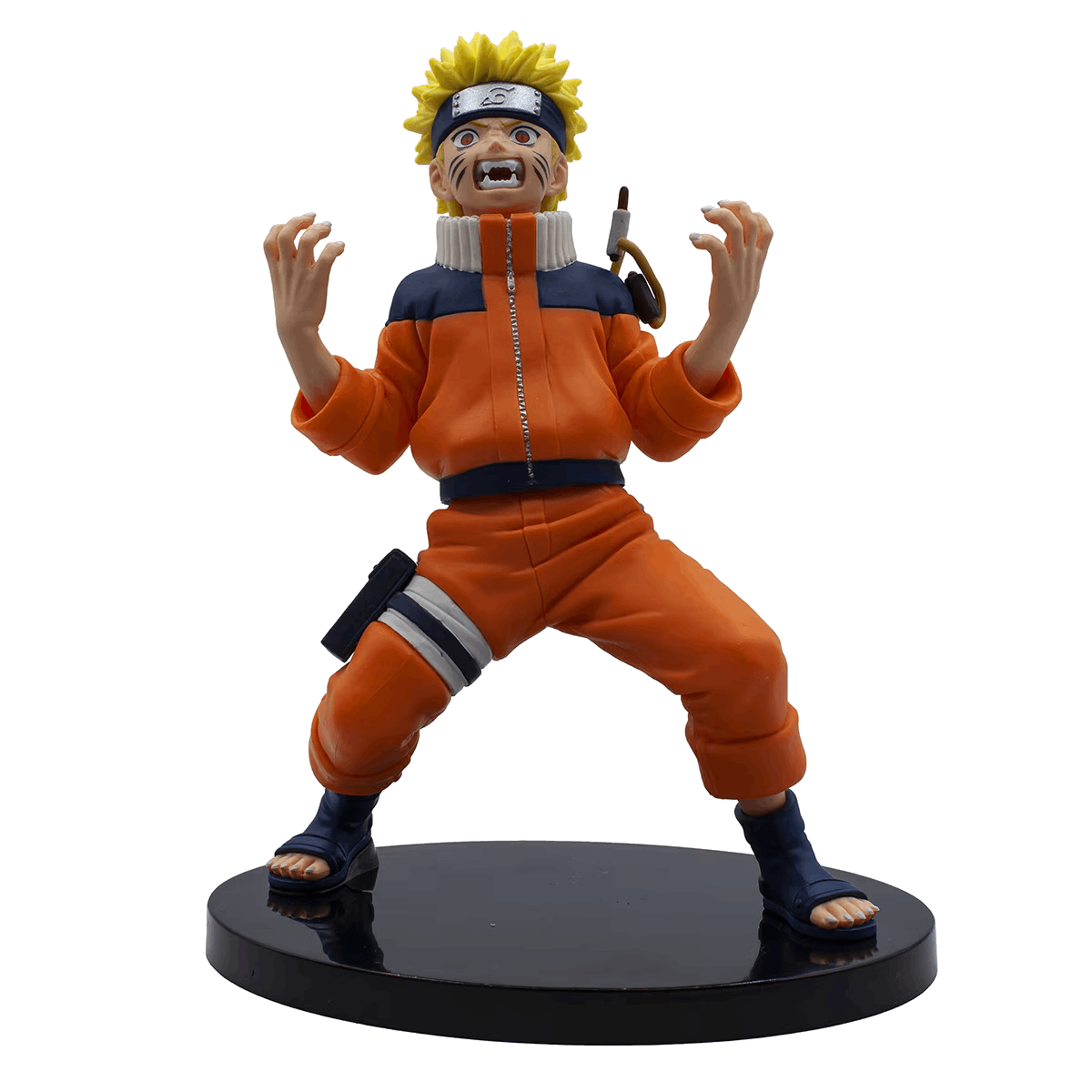 Eine Naruto-Figur steht mit erhobenen Armen und offenem Mund. Sie steht auf einem schwarzen Sockel und trägt ein orange-blaues Outfit.